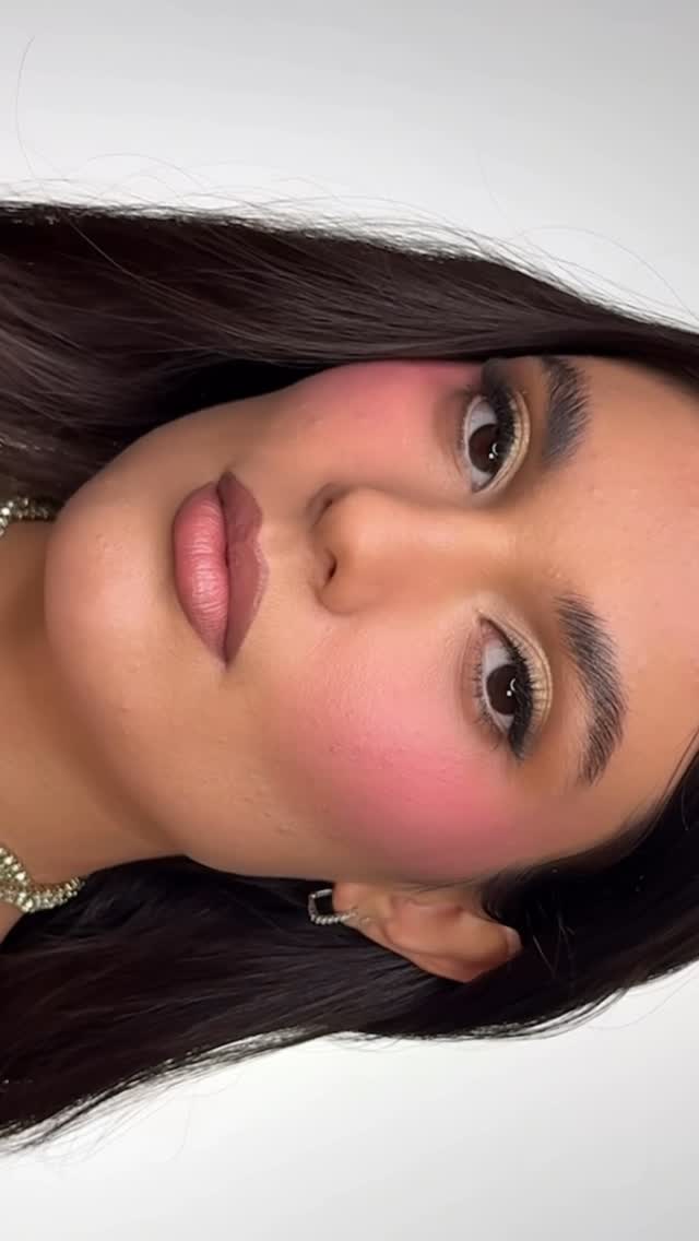 @louna.lagarde 🩷

SKINCARE 

- @foreo_france @foreo_official UFO 3 
- @foreo_france UFO Activated mask « Glow Addict »
- @milk Balmade Electrolyte Lip Balm « juiced »
- @yepoda.fr @yepoda The Glow Hero serum
- @labruket 324 Glow moisturizer 

SKIN 

- @milk Hydrogrip Gel tint 7
- @hourglasscosmetics Vanish Airbrush Concealer 
- @hudabeauty Tantour « light »
- @yslbeauty Make me Blush « Fuschia Fling »
- @yslbeauty Make me Blush Powder 42 « babydoll pink »
- @yslbeauty All Hours Loose powder « Transluscent »

BROWS

- @maccosmeticsfrance @maccosmetics Brow pencil « Spiked »
- @anastasiabeverlyhills Microstroke Brow Pen « medium brown »

EYES

- @makeupbymario Master Matte Eyeshadow Palette 
- @maccosmeticsfrance Pro Longwear Paint pot 
- @blackup Eyeliner Liquid may waterproof
- @tartecosmetics  Lights, cameras, Lashes Platinium Mascara

LIPS

- @maccosmeticsfrance Lip Pencil « chestnut »
- @charlottetilbury Matte Revolution « pillow Talk »

Thanks @niceworkparis @lucienpagescommunication @sephorafrance @margauxdcrz @camroque @lifeofaconcertboy @daphnekyriazidis 

#kingkylie #kyliejennermakeup #blush #makeupbyariel #blushpink #makeupartist #makeup #maquillage #maquiagem #cutcreasetutorial #cutcreasemakeup #tutomakeup #makeuptutorial #tutorial #grwm #victoriasecret #2016makeup