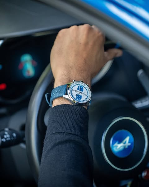 đ We are proud to introduce the new Rallygraf Alpine Cup Series Limited Edition.
Powered by the manual-winding Sellita SW510 caliber, a chronograph movement renowned for its reliability, this timepiece pays tribute to Alpineâs legendary racing spirit.
Limited to just 100 pieces, this exclusive edition created as part of our role as Official Timekeeper of the Alpine Elf Cup Series championship is now available on our official store ⥠http://bit.ly/47f396W
---
đ Nous sommes heureux de vous prĂ©senter la nouvelle Rallygraf Alpine Cup Series Ădition LimitĂ©e.
ĂquipĂ©e du calibre manuel Sellita SW510, un mouvement chronographe reconnu pour sa fiabilitĂ©, cette montre rend hommage Ă  lâesprit de compĂ©tition lĂ©gendaire dâAlpine.
Limitée à seulement 100 exemplaires, cette édition exclusive, créée dans le cadre de notre rÎle de Chronométreur Officiel du championnat Alpine Elf Cup Series, est disponible dÚs maintenant sur notre boutique officielle ⥠http://bit.ly/4haTB1g