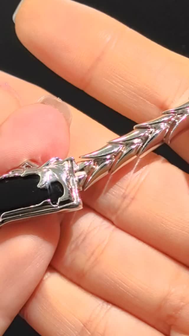 Sylus’ Night of Secrecy necklace is here 🖤
Inspired by the piece he wears — with scaled curves, dark shine, and quiet strength.

Now available on our site ❤️

#Sylus #LoveandDeepSpace #恋と深空 #VelnicStudio
#SylusCosplay #GameInspiredJewelry #JewelryForGamers