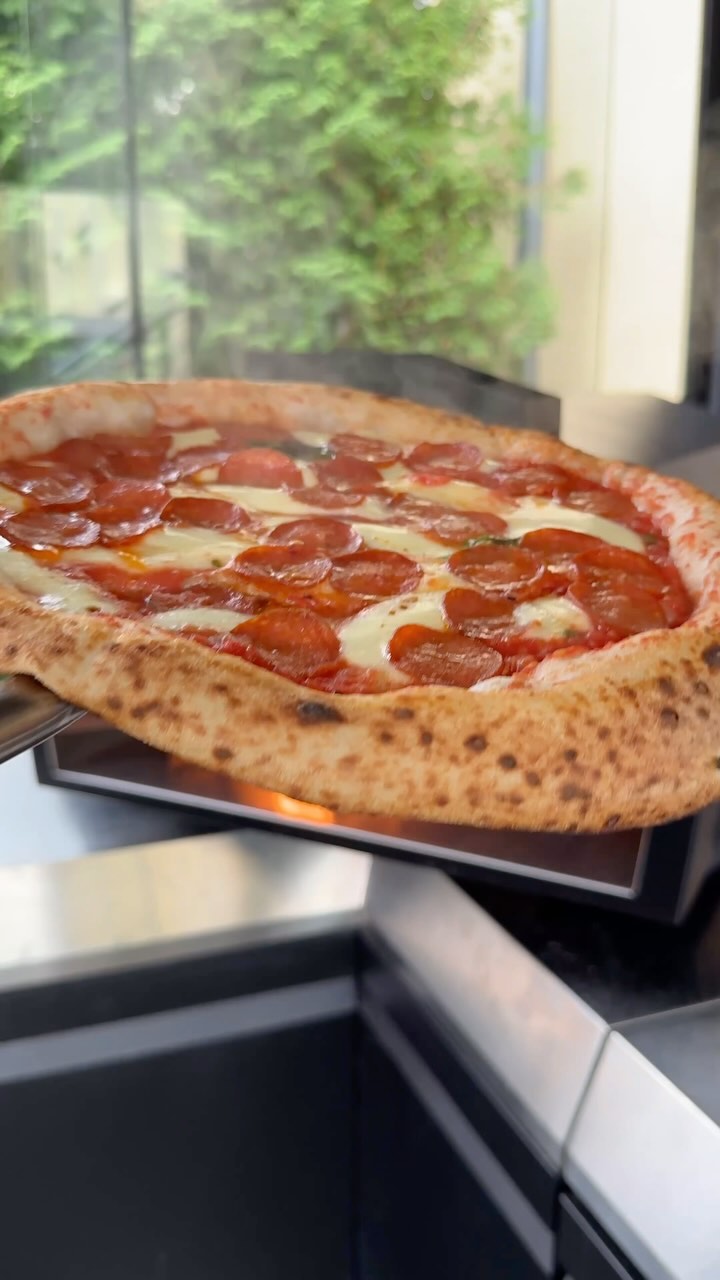 Endlich ist es soweit! 🎉 Pizza jederzeit griffbereit.❄️
Anzeige - Zusammen mit @eat_freda habe ich gefrorene Teiglinge nach meinem Rezept entwickelt, damit ihr ganz einfach zuhause richtig gute Pizza zaubern könnt – knusprig, fluffig und voller Geschmack.🍕😍 Jetzt online auf www.eatfreda.com, Link in meiner Bio.

Hier geht’s zur Anleitung, wie ihr in wenigen Schritten eure eigene Pizza-Meisterwerk erschafft!👇🏼

1️⃣ AUFTAUEN

• Raumtemperatur-Methode: Verpackung entfernen und die Teiglinge 6-8 Stunden bei Raumtemperatur in einem luftdichten Behälter auftauen lassen.

• Kühlschrank-Methode: Teiglinge 8-12 Stunden im Kühlschrank auftauen lassen, danach in einem luftdichten Behälter bei Raumtemperatur 4-6 Stunden gehen lassen.

2️⃣ VORBEREITUNG

Ist der Teig komplett aufgetaut (Kerntemperatur etwa 19 °C), könnt ihr ihn vorsichtig auf einer bemehlten Fläche zu einem Kreis von ca. 26-28 cm ausziehen. Bestreicht ihn nach Belieben mit Tomatensauce und belegt ihn, wie ihr es am liebsten mögt! Inspiration findet ihr auf meinem Kanal oder in meinem Buch „Pizza Passion“. Den Pizzaboden abschließend auf 30-33 cm ausziehen – jetzt ist alles bereit zum Backen! 🍅🧀

3️⃣ BACKEN

• Pizzaofen: Auf 410-430 °C vorheizen und die Pizza für 90-120 Sekunden backen. 
• Backofen: Pizzastein im oberen Drittel platzieren und auf mindestens 250 °C Ober-/Unterhitze vorheizen. Falls kein Pizzastein da ist, einfach ein umgedrehtes Backblech verwenden. Pizza für 4-6 Minuten backen und dabei bei Bedarf drehen, bis sie goldbraun und knusprig ist.

Lasst es euch schmecken und viel Spaß beim Pizza-Backen zuhause! 🍕❤️