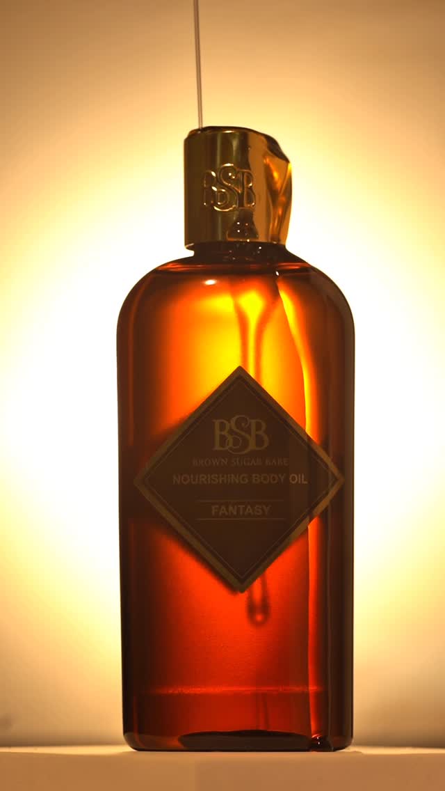Up close, she’s even better. 🪄

Citrus, neroli, ginger, and the quiet depth of black tea — this is Fantasy. A fragrance oil made to melt into your skin and linger all night.

The kind of scent you don’t forget. 🤎

.
.
.

#BrownSugarBabe #scentedbodyoil #bsb #perfumeoils #luxuryfragrances