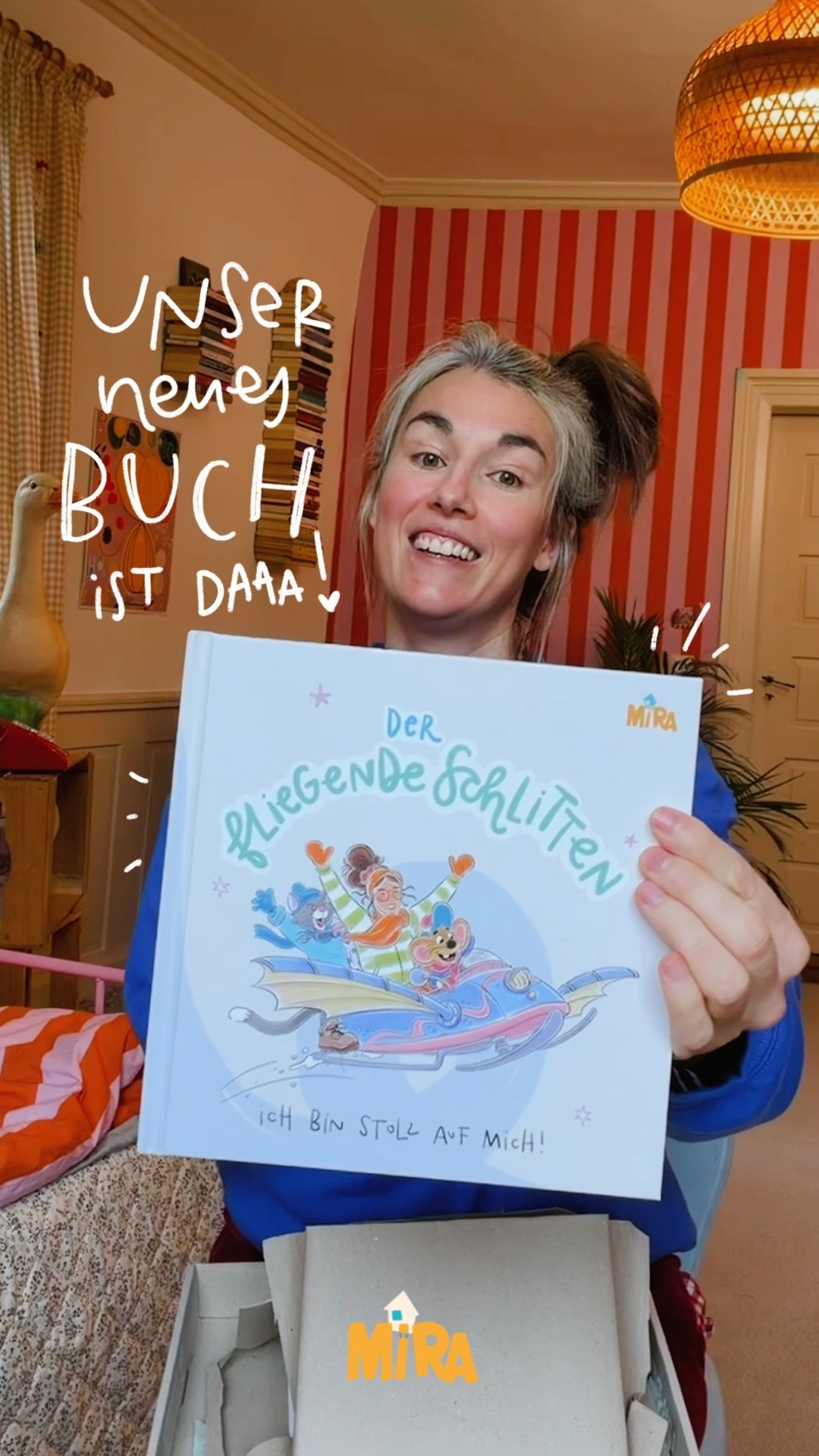 Aaaah, es ist endlich soweit! 🥹💛

Gleich drei neue Bücher aus dem fliegenden Haus! ✨

Meine neue Geschichte „Der fliegende Schlitten – Ich bin stolz auf mich!“ feiert heute Premiere –
und zwei eurer Lieblingsgeschichten aus „Ich bin gut, so wie ich bin“ gibt’s jetzt endlich auch als Einzelbücher! 🥳

Im Reel verrate ich euch, welche das sind! 😍

Jedes dieser drei Bücher schenkt deinem Kind etwas, das bleibt:
Du bist liebenswert.
Deine Stimme zählt.
Und du darfst stolz auf dich sein. 🌈

Out now! Ich kann’s kaum erwarten zu hören, was ihr denkt! ✨ 

💫 Tipp: Im Shop gibt’s die Bücher auch als Bundle – 20 % günstiger & versandkostenfrei bis Sonntag (19.10.). Link in der Bio!

#mirabücher #starkekinder #selbstvertrauen #neuebücher #kinderbuchliebe #gefühlelernen #mira