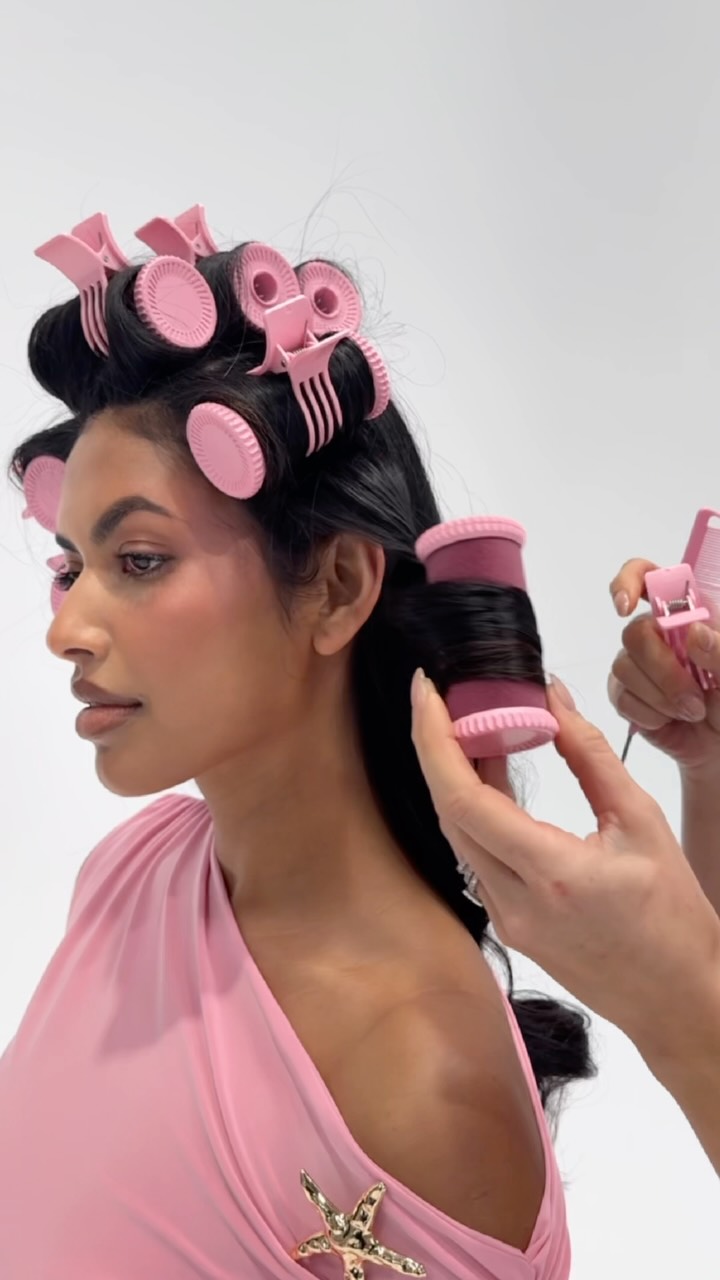 When we say bouncy…we mean BOUNCY 💥

Unwrap the rollers and watch those curls go boing.

Shop the Digital Hot Rollers now 👛