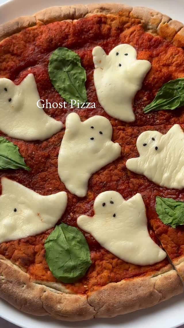 Anzeige 

Ghost Pizza 🍕 

➡️ Für eine Pizza 🍕 
➡️ Kcal 579 / EW 39,9g / KH 64,3g / Fett 17,4g 

🌸 Mit Code BYMINA bekommt ihr immer den Maximalen Rabatt bei @morenutrition.de und bei @moretaste 🥰

🍕1 Pizza Boden 220g @moretaste 
🍕 3EL passierte Tomaten vermischt mit Knobilicious und frischen Knoblauch 
🍕 Etwas Baby Spinat 
🍕 2 Scheiben Butterkäse
🍕 Sesam 

🍕 Sauce mit Knoblauch und Knobilicious vermischen und auf der Pizza verteilen.
Anschließend im Ofen bei 180• ganz kurz backen, als Nächstes aus dem Käse mit einem Geister ausstecher kleine Geister ausstechen, und auf die Pizza geben.
Für die Augen habe ich Sesam genommen und noch ein paar frische Spinat Blätter dazugelegt.🤭
Dann nochmal backen bis der Käse geschmolzen ist und genießen.😍

✨ Die perfekte Kinder Halloween Pizza 🍕 

🍕 Und heute Abend um 19 Uhr 🕖 
gibt es passen dazu Spar Bundles für euch🤭

🥇Startee Bundle -
2 Backmischungen nach Wahl + Pizzaböden (klein) → -18 % für 25,90€ statt 31,70€

🥈Hero Bundle -
5 Backmischungen nach Wahl + Pizzaböden (klein & groß) → -28 % für 52,90€ statt 73,30€!

🥉Legend Bundle -
7 Backmischungen nach Wahl + Pizzaböden (klein & groß) + Sandwiches + Caesar Dressing → -
30 %
Für 79,90€ statt 113,50€!

✨ Egal ob bei @moretaste oder @morenutrition.de falls ihr mich mit Code BYMINA unterstützt🥰
dürft ihr mir jederzeit einen Screenshot schicken🥰
Und landet im Lostopf für die wochenverlosung🎁

#pizzanight #pizza #halloweenfood #halloweenrecipes #fall #gilmoregirls #autumndesserts #asthetichome #fallcooking #rainymood #romanticizeyourlife #thatgirlaesthetic #cozyfood #cosyvibes #astheticfood #halloweenfood #comfortfood