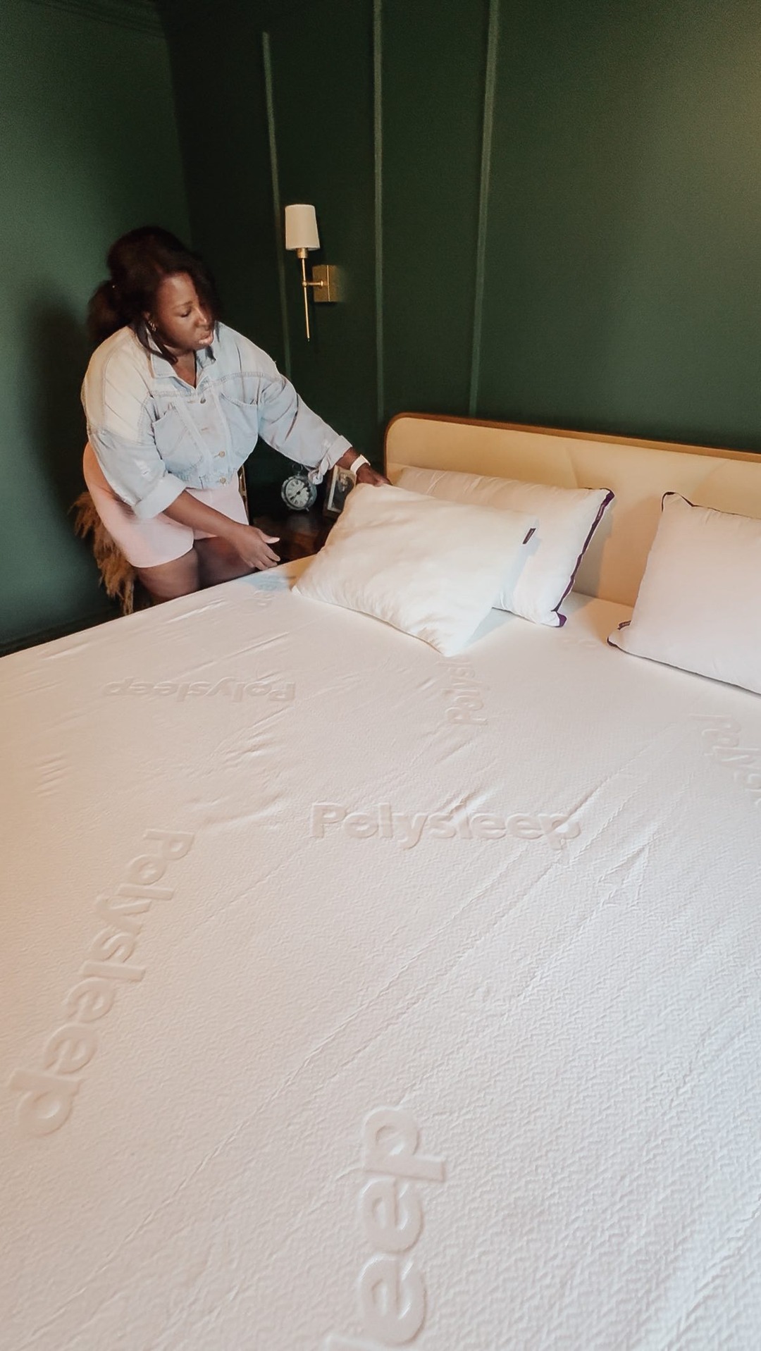 Il était temps de dire adieu à notre vieux matelas 😅

On a troqué nos nuits agitées pour le confort ultime avec notre nouveau matelas Luna de @polysleep ! 

Facile à déballer, agréable à tester… mais impossible de le garder pour nous 😅 Les enfants ont tout de suite envahi notre oasis de sommeil!

Utilisez mon code promo : KLEDOU pour un bon gros rabais!!! 😏
Lien dans ma bio 

#ad 
#viedefamille #mattressinabox #mamaninfluenceuse #famillenombreuse #Polysleep #bigfamilylife #chambreparentale #bedroomupgrade #mattresssale #canadianmommyblogger #HomeUpgrade #HomeVibes #MomLifeCanada #ReelMaman #ContentCreatorLife #MomsofInstagram #familleheureuse #CanadianMom #bedroomfurniture #bedroominspo