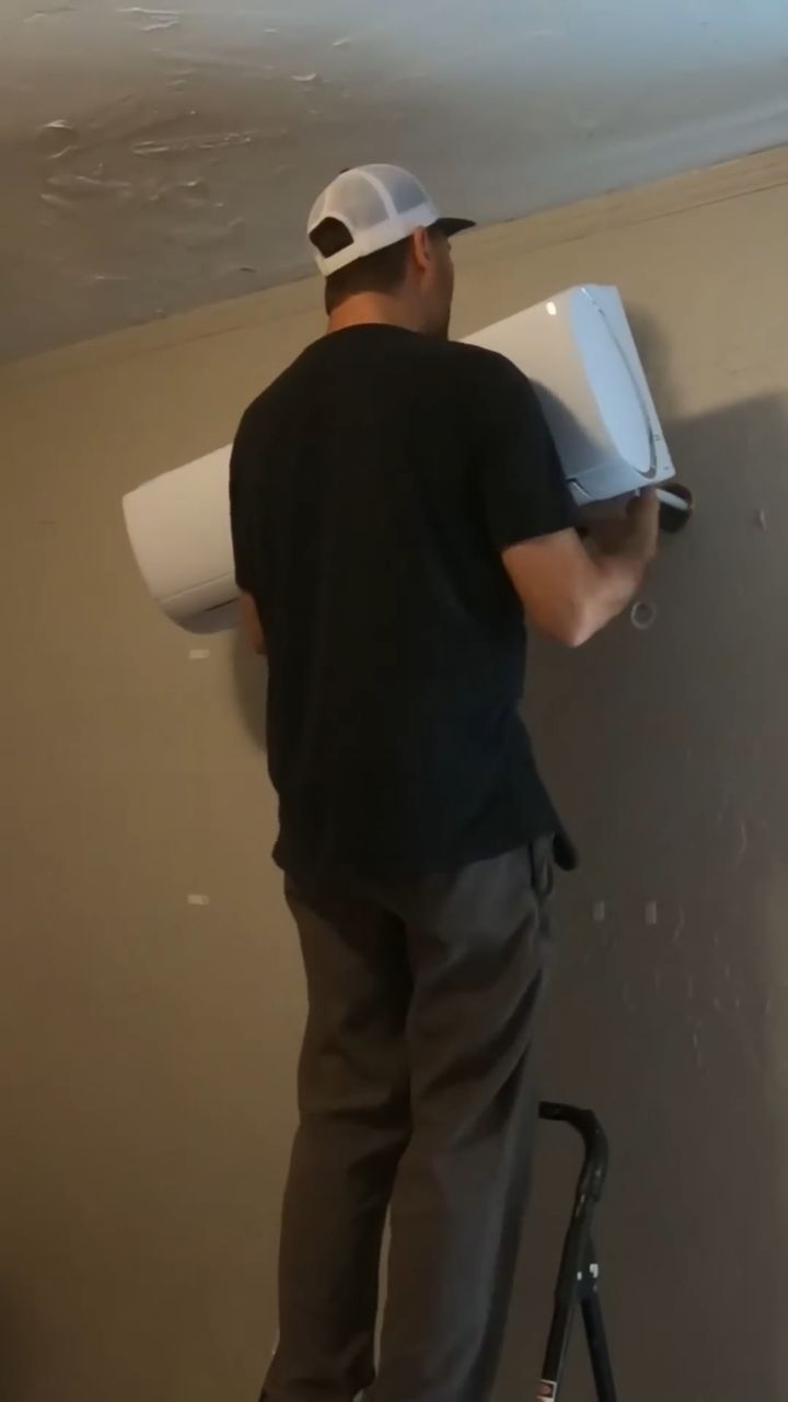 Installing a mini split in 60 seconds. @tosotdirect 

#minisplit #homeimprovement #handyman