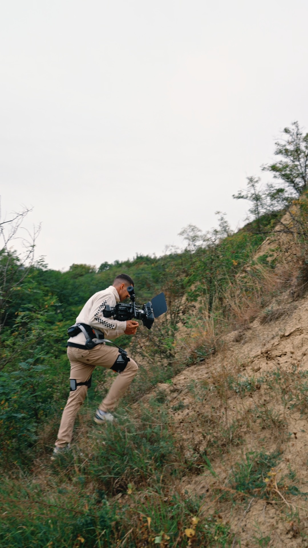 Why do you need an exoskeleton?
As a filmmaker, @alexandrudon has his own answer.

#hypershell #hypershellchallenge #exoskeleton #newtech #hikinggear