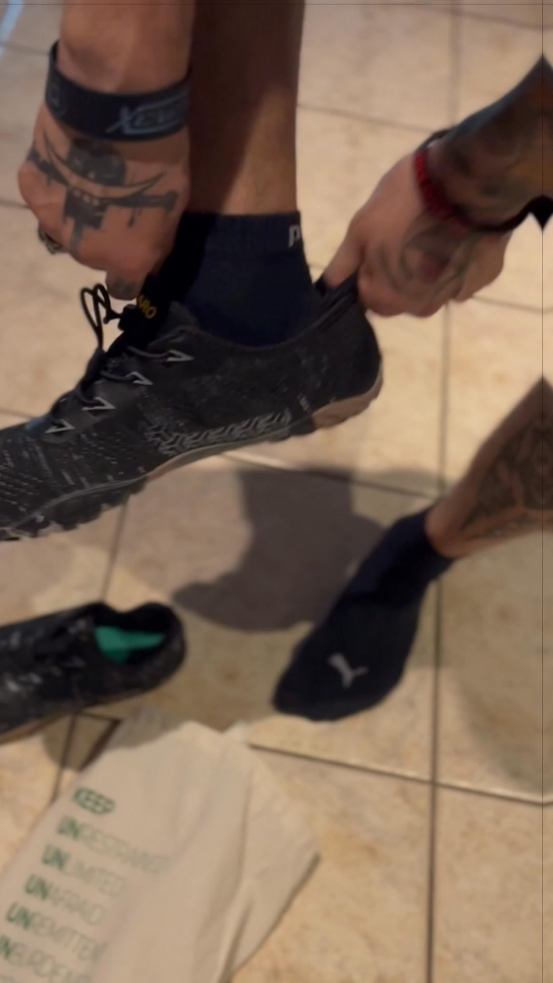 🏃‍♂️ Frei laufen, natürlich stark!
Die klassischen SAGUARO Barfußschuhe passen sich jeder Bewegung an – für maximale Flexibilität und natürliche Power beim Training.
Leicht, atmungsaktiv, bequem – dein bester Sportpartner!

💥 Jetzt entdecken & mit Code NEU20 sparen!
