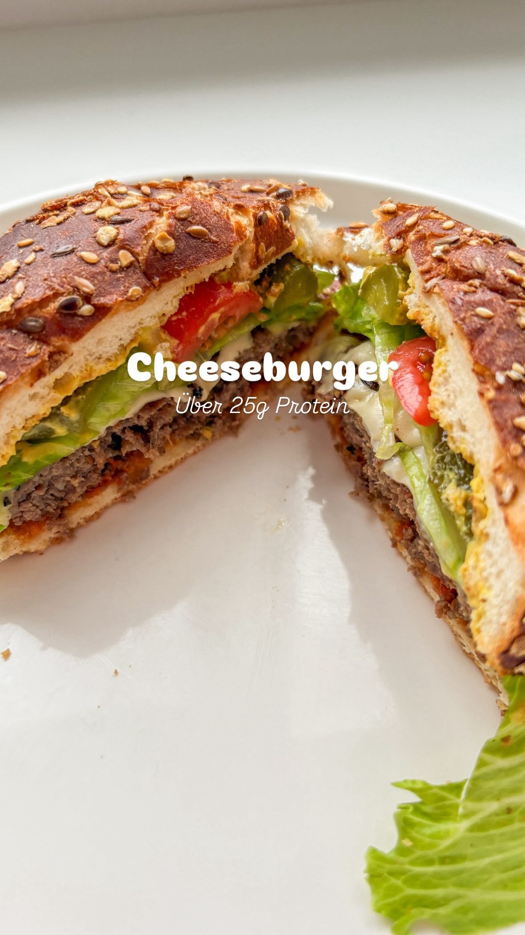 🍔 Cheeseburger Einfach, schnell & perfekt, wenn du Lust auf etwas Herzhaftes hast.

🥄 Zutaten (für 1 Burger):
• 100 g Rinderhack
• 1 Burger Bun (bei mir Lauge)
• 1 Scheibe Light Käse
• Soße nach Wahl (z. B. More Burger Soße, Ketchup & Senf (ich hatte einmal nur mit More Soße und einmal nur Ketchup und Senf)
• Salat & Gemüse nach Belieben

🔥 Zubereitung:
Rinderhack mit Salz & Pfeffer würzen (oder More Gewürz falls vorhanden @morenutrition.de)
Patty formen und in einer Pfanne von beiden Seiten anbraten.
Käse auflegen, kurz schmelzen lassen und Burger nach Belieben belegen fertig! Ich hatte meine Buns kurz in den Ninja geworfen.

Über 25g Eiweiß pro Burger 🥰

📲 Rezept speichern & @jenny_diehl für mehr folgen!

#proteinburger #cheeseburger #highproteinrezept #fitnessküche #gesundesessen #eiweißreich #leckerundgesund #abnehmen #morenutrition #fitness #healthy #highprotein #weightloss #recipe #burger #easymeals *Werbung selbst gekauft!