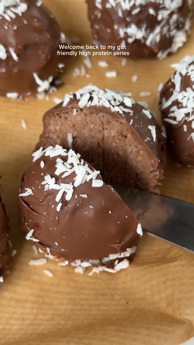 AD | Part 3 of gut friendly high protein recipes! 🍫 chocolate coconut protein balls 🍌🥥

code: EATWITHAMBA for @biomel.life savings

🛒 Ingredients
3 frozen bananas
1 dollop Greek yogurt
2 cups desiccated coconut
1 tbsp honey
1 scoop vanilla protein powder
3 heaped tsp @biomel.life chocolate complete gut powder
2 bars dark chocolate (melted)
extra coconut shavings (to dust)

✨ Method
Blend bananas, Greek yogurt, desiccated coconut, honey, protein powder and Biomel gut powder until smooth.
Freeze mix for 20 mins, then dip spoonfuls into melted dark chocolate.
Dust with coconut shavings, set in fridge, and enjoy!!
