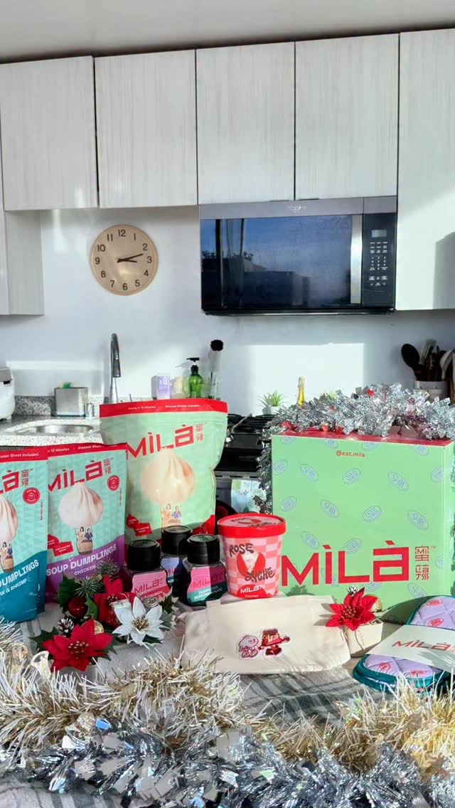 ✨The most perfect gift of the season is back! 🎁✨@eat.mila’s Holiday Bundle is bigger than ever this year and it’s so perfect for gatherings. 🥟You can share this set with your loved ones or gift it to them this season!

 🥟Mila Holiday Bundle comes with:
1x Pork Soup Dumplings (50pc)
1x Chicken Soup Dumplings (10pc)
1x Pork & Shrimp Soup Dumplings (10pc)
Sauce Trio
Steamer Basket
Rose Lychee Ice Cream

Two complimentary merch items:
Oven Mitts
Mini Tote Bag

& it’s FREE shipping! Shop now at my link in bio.

 #MiLa #soupdumplings #gifting #milapartner #eatmila