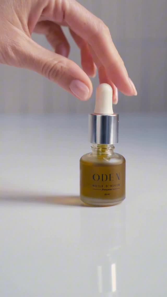 🌲 L’HUILE D’HIVER EST DE RETOUR ! 🌲

Notre huile 100% locale et de saison fait son grand retour, en édition très limitée. Elle associe l’huile de sapin des Vosges à l’huile de chanvre de Bretagne pour une peau nourrie et protégée toute la saison.

Un soin doux et réconfortant pensé pour envelopper la peau, fragilisée et mise à l’épreuve par le froid, le vent et le chauffage, tout en restaurant sa souplesse naturelle. 

🌲 L’huile de sapin apporte des actifs tonifiants naturels, parfaits pour prévenir les rougeurs, gerçures, tiraillements.

🌿 L’huile de chanvre est riche en oméga 3 et 6, restaure le film hydrolipidique, calme les irritations, et répare les peaux sèches ou abîmées.

Son parfum boisé et apaisant évoque une balade en forêt enneigée. 

Vous la connaissez deja ? Racontez-nous votre expérience 🤎

#Oden #CosmetiquesNaturels #CosmetiquesFrancais #BeauteNaturelle #RituelMinimaliste #SlowBeauty #SkincareMinimaliste #HuilesVegetales #BotaniqueFrancaise #MadeInFrance #AgricultureFrançaise #BeauteResponsable #CleanBeauty #CosmetiquesEthiques #BeauteDurable #GreenBeauty