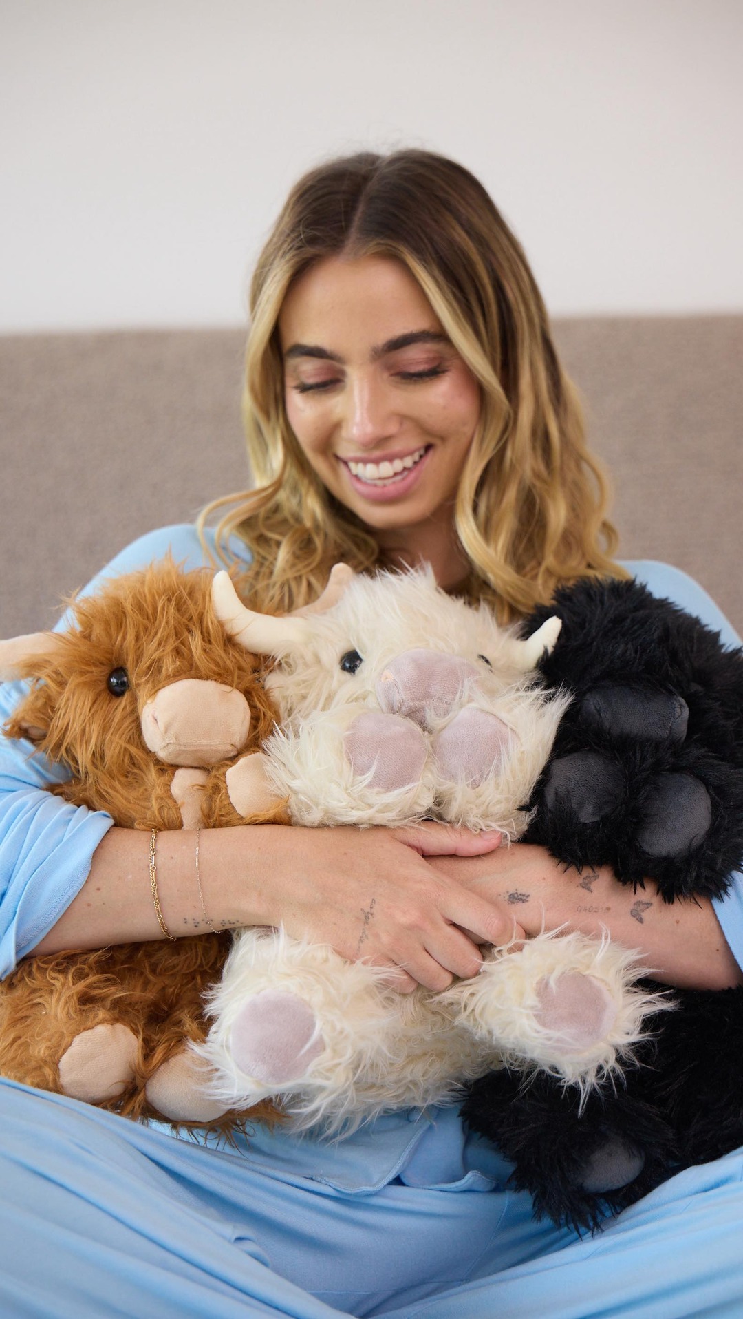 The dark side never looked this cuddly 🖤 Angus if officially here! Which highland cow is your favorite?! 🐮