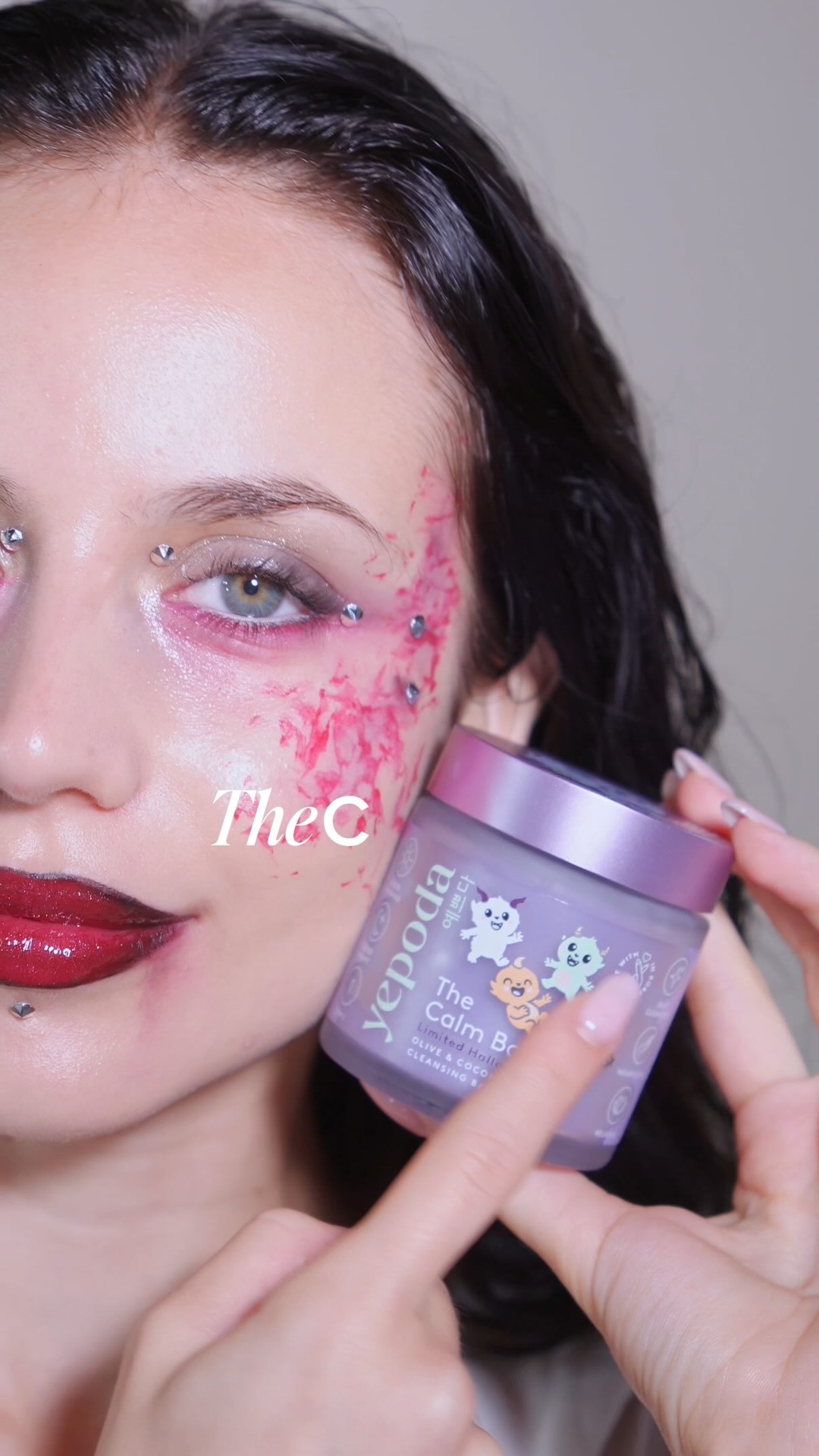 Halloween è il momento perfetto per sperimentare con il make-up… ma la vera magia arriva quando ci si strucca. ✨
La nuova Halloween Edition di The Calm Balm di Yepoda rimuove tutto con delicatezza e lascia la pelle pronta per la skincare, la parte della routine che mi rilassa di più.
E fino a esaurimento scorte, è in omaggio su ordini sopra i 69€. 💜
@yepoda.it @yepoda 
#adv #yepoda #kbeauty