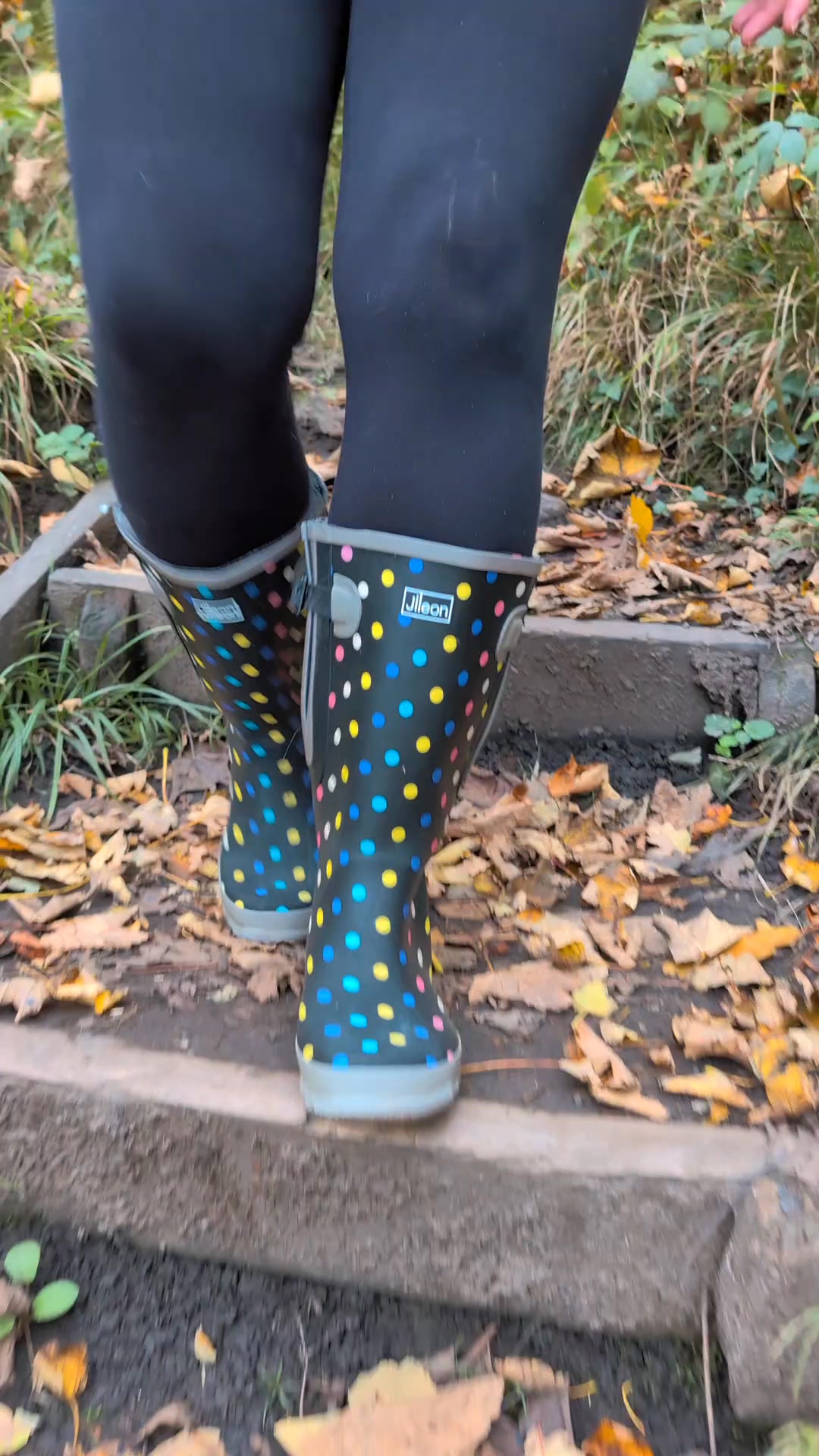 "Finally some comfortable wellies. These are amazing . A little bit more than other brands but so worth it. So comfortable , a great fit and exceptional quality . Would highly recommend" - Sara M