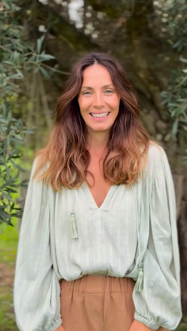 ¿Quieres cuidar tu piel?
Empieza por todo lo que no se ve.
.
1. HIDRATARSE: con caldos, infusiones, agua con un poquito de sal, nuestra piel necesita beber.
.
2. COME PARA TU PIEL: La piel se nutre de dentro hacia afuera,cuando tu digestión está fuerte, se nota por fuera. 
.
Alimentos maravillosos para tu piel: 
Ghee (mantequilla clarificada)
Aceite de oliva virgen extra
Aguacate
Frutos rojos
Granada
Pescado azul ( la piel del salmón 🙌🏼)
Huevos 
Uvas
Zanahoria
Semillas de calabaza 
Almendras activadas
Nueces
Cúrcuma
Cardamomo
Cacao puro 
.
3. UN APORTE EXTRA: con True Collagen de @ancientandbrave con péptidos de colágeno hidrolizado que facilita que nuestro cuerpo lo absorba así como ayuda a que aumente su producción de manera natural. La constancia es clave. Tienes un descuento activo en su web con mi código MARTAA20

4. DEJA RESPIRAR tu piel, no necesitamos tanto, necesitamos rutinas sencillas que limpien, calmen y nutran. Y sobre todo que la piel respire sin tanto filtro. 

5. RESPIRAR TU: el estrés se nota en la piel, es gratis e imprescindible en tu skincare.
.
Publicidad #piel #salud #colageno #stress #calma #belleza #natural