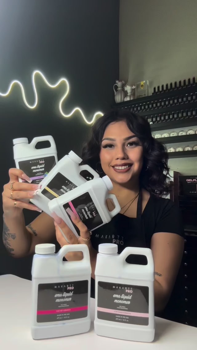 Follow @makarttpro for more 👩🏻‍🏫

Nobody told me how much your monomer affects your brush control. I used to think my brush was just bad really, I was working too dry. Once I started keeping it clean and moisturized, my beads stopped fighting me.

Too much pressure? You’ll swipe the product right off. Too little? It just sits there. Finding that balance between your liquid and your pressure is everything.

I switch between different monomers depending on the day. fast set when it’s cold, low odor when I need control and time, scented when I want the room to smell good. It’s not about which one’s “best,” it’s about what works for your space, your speed, and your routine.

Ratio and rhythm. That’s the real secret.

#nails #nailtech #acrylicnails #nailtraining #makarttpro