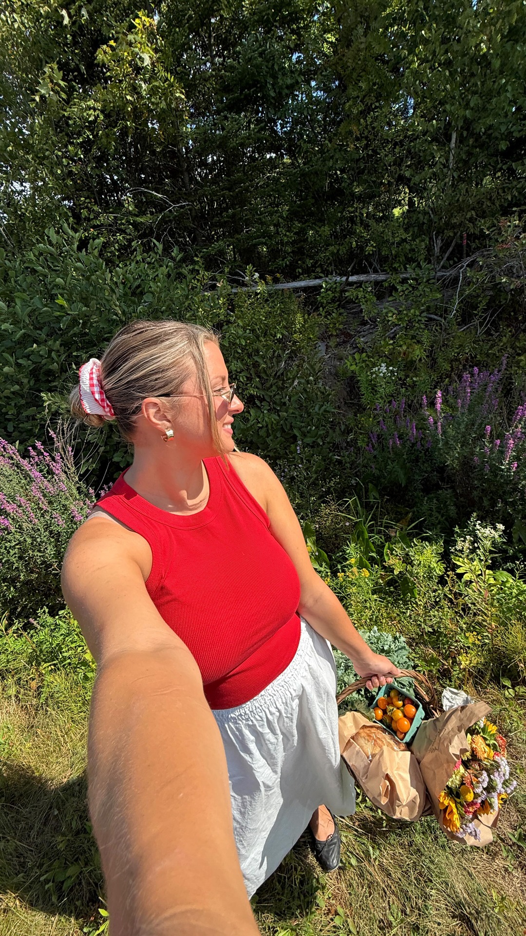 Spend a summer morning with me at the farmers market fueled by @goodprotein 🍓🧺💐 #proteinpowder #allinoneshake #goodprotein #canadianbrands #ad