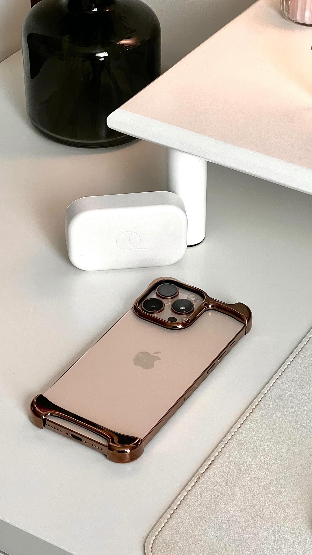 • Happy saturday ✨ 
so excited to share a little cozy unboxing with @enter_arc - thank you for sending over the perfect case for my phone (that fits right into my setup!)
#wfhsetup #desksetup #cozyworkspace #workfromhome #deskinspo #minimalsetup #deskaesthetic #phonecase #iphone #apple #phoneaccessories #arc