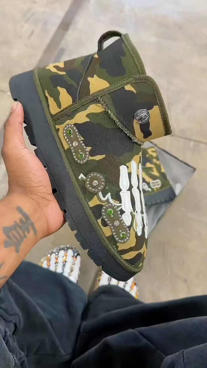 Camo Sluggs Boots 🪖🐌
.
Releasing: Oct. 17th 11:29am EST (EARLY ACCESS) 6:15pm EST (PUBLIC ACCESS) 📅⏰
.
Price: $115 for EARLY ACCESS $120 Public Access ⌛️
.
Sign up for EARLY ACCESS in our bio or by joining our “EARLY ACCESS MAFIA” channel in our bio 🔗 ‼️
.
Tag a friend to win a free pair before the drop🫂