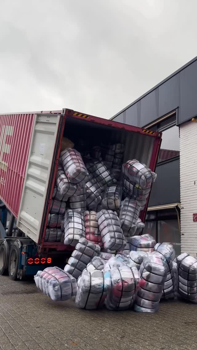 Container Day again! 🌟🚚

Fresh drop just landed, our winter collection is finally here ☃️

A full container packed with branded vintage sweatshirts, heavy knits, puffers, fleeces, sweaters & cozy jackets ready for the cold season🧣

Over 600+ bales and tons of extra pre-washed bags & boxes with winter gems you don’t wanna miss 😉💎

Nike, Ralph Lauren, The North Face, Patagonia, Tommy Hilfiger & more are coming online very soon 👀

Follow our updates so you don’t miss it out! Much love,
Team Vintagesuppliers1989 💙

-

#vintagewholesalers #vintagesupply #vintagewholesalesupply #vintagewholesale #bulkvintage #bulkvintagewholesale #bulkvintageseller #vintagewholesale #vintageclothing #vintage #vintagestyle #vintagefashion #vintageshop #secondhand #vintageclothes #streetwear #sustainablefashion #thriftstorefinds #thrifting #thrifted #vintagetshirt #vintagetee #thriftedfashion #vintagelove #vintageoutfit #containerday #winterfashion