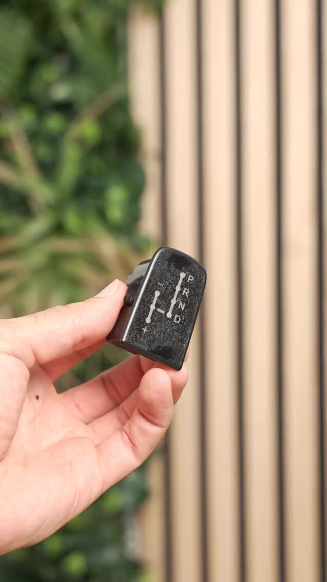Maserati Interior Repair, Precision, restoration, and innovation all in one shot.
Today I bring back to life a Maserati button using the @laserpecker LP5, combining detailing and laser engraving in a way never seen before in Portugal.

#cardetailing #buttonengraving #laserpecker
