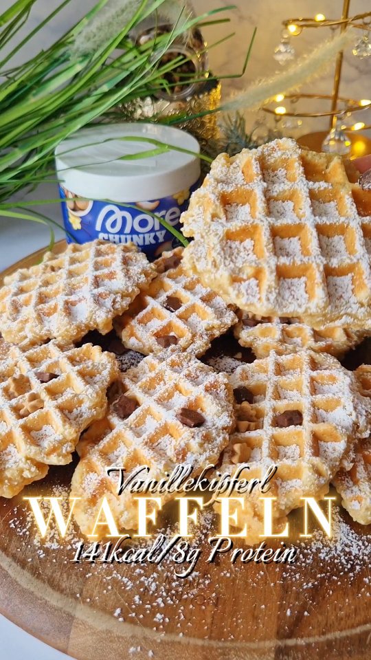 Vanillekipferlwaffeln🧇
Rezept ergibt 8-10 Waffeln
Pro Waffel:
141kcal ✨️11g KH✨️8g EW✨️6g FT
Zutaten:
🎄150ml Mandelmilch
🎄100g Nimms Leicht Butter (Rewe)
🎄4 Scoops Chunky Flavour Vanillekipferl @morenutrition.de
🎄75g Gemahlene Mandeln
🎄70g No More Sugar @morenutrition.de
🎄60g More Protein Sahne @morenutrition.de
🎄150g Dinkelmeh
🎄Olspray @morenutrition.de
ANZEIGE
Mit dem Code JEY bekommt ihr immer der Maximalen Rabatt bei More Nutrition & More Taste
Zubereitung:
Das Mehl mit den Mandeln,dem More Protein Sahne,dem Chunky, der Butter sowie der Milch vermengen.
Waffeleisen erhitzen ,mit Ölspray besprühen und 1 gehäufte EL Teig ausbacken.(höchstens 60sek) sơ bleiben sie innen weich.
Das No More Sugar in einem Mixer zerkleinern so bekommt ihr Puderzucker und über die fertigen Waffeln geben.
#plätzchen #vanillekipferlwaffeln #vanillekipferl #weihnachtszeit #Diät #diätrezept #abnehmer #zuckerfreibacken #fitnessrezepte
#gesundbacken #weihnachtsbäckerei #Waffeln #proteinwaffeln #Highprotein #lowkcal #lowcarb #5minrezepte #schnellerezepte #christmasfood #xmassnack #xmas #merrychristmas #zuckerfre #Gebäck #weihnachtsrezepte
