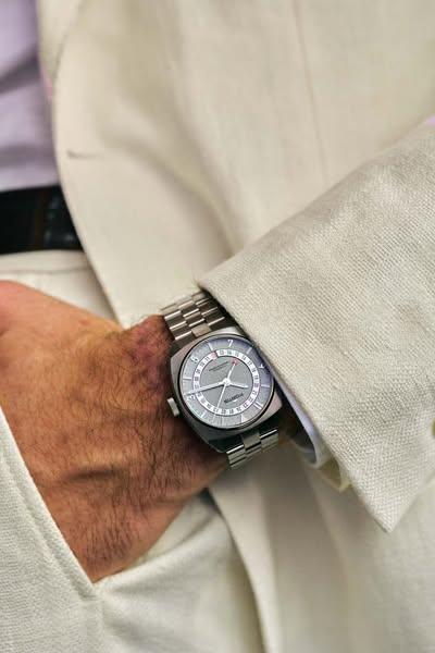 Für Reisende, die überall zu Hause sind.
Angetrieben vom Manufakturkaliber Werk 13, entwickelt mit Kenissi, bietet der Vagabond eine Gangreserve von 70 Stunden – gebaut für ein Leben in Bewegung.

Das Titan-Gehäuse vereint Stärke und Leichtigkeit,
der GMT-Ring aus 18 K Weißgold hält dich verbunden mit deiner Welt, egal wohin dich die Reise führt.

✨ Jetzt entdecken – und das Zuhause am Handgelenk tragen.

#FortisVagabond #Werk13 #GMTWatch #SwissMade #TitaniumWatch #LuxuryTimepiece #BeyondBorders #WatchCollectors #VisionaryDesign #Fortis