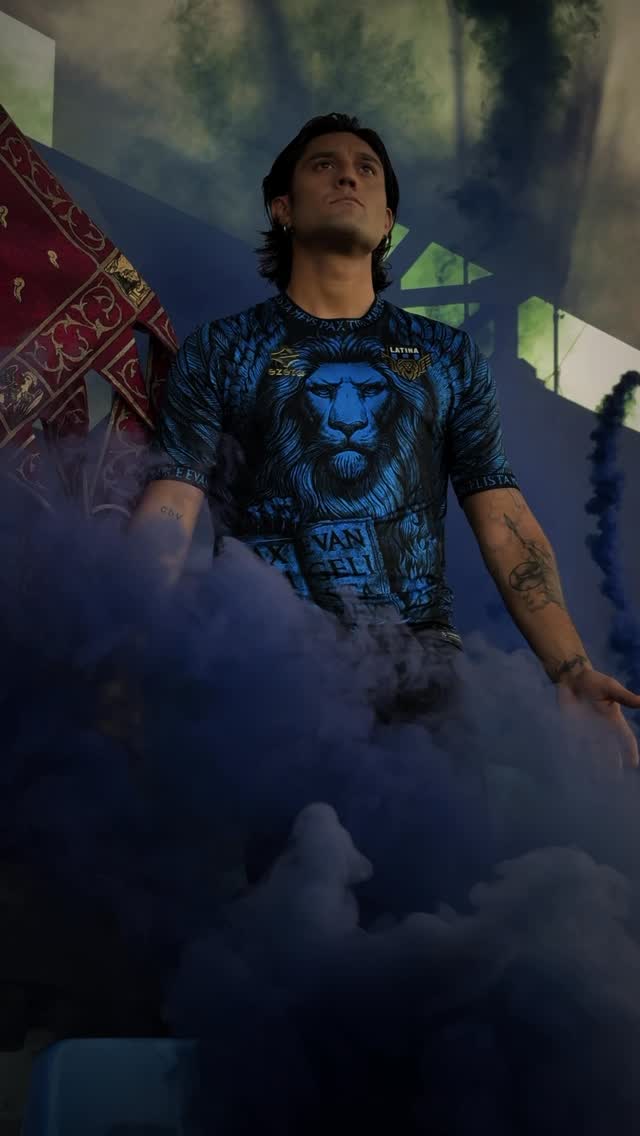 Il Leone Alato ci guida, la sua bandiera ci unisce 🦁🪽

🎙️ Vi presentiamo la nuova maglia Home ufficiale 2025/26 del @Latinacalcio1932official firmate @Ezeta 

❤️‍🔥 Un omaggio alla bandiera di San Marco, simbolo di unione tra le popolazioni che diedero origine alla città di Littoria, attuale Latina.

⚫️🔵 La maglia Home si trasforma in una vera e propria “Maglia Bandiera” dove le tradizionali strisce lasciano spazio al Leone Alato che domina su tutta la divisa.

📜 Il colletto e il bordo delle maniche sono arricchiti dalla storica scritta “Pax Tibi Marce, Evangelista Meus”, un tributo solenne al santo patrono della città.

🛍️ Disponibili Ora Online su store.latinacalcio1932.it ed ezeta.it  

#latinacalcio1932 #legapro #seriecnow #footballshirt #ezeta