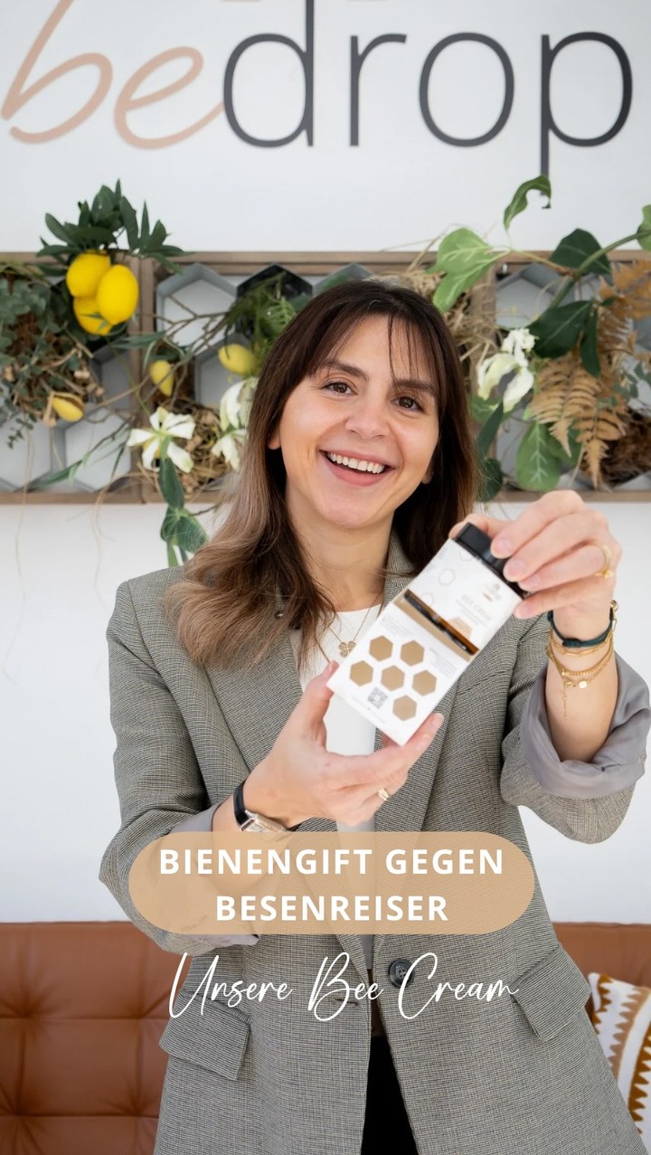 Bye Besenreiser, hello Bee Power 💛✨
Besenreiser stören dich beim Blick in den Spiegel? Dann könnte Bienengift genau das sein, was deine Haut jetzt braucht! 🐝
Die natürlichen Wirkstoffe im Bienengift fördern die Durchblutung, regen die Mikrozirkulation an & unterstützen die Sauerstoffversorgung der Haut. Das kann helfen, gestauten Bereichen entgegenzuwirken & das Erscheinungsbild feiner Äderchen sichtbar zu verbessern.
Dein natürlicher Helfer: Unsere Bee Cream mit natürlichem Bienengift – zum Einmassieren, Durchatmen & Wohlfühlen. 💛
__
#bedrop #bedropde #natürlichbiene #beecream #besenreiser #bedürfnis #bienengift