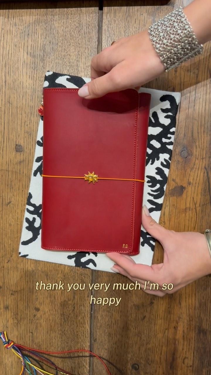 The creation of Florencia’s organizer❣️I am really into this one, so stunning! 
Who can guess where she is from? 🌼