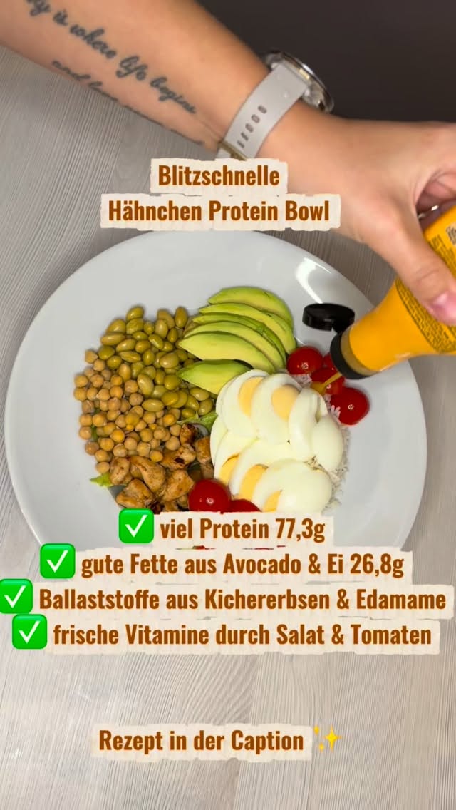 🍗 Hähnchen-Protein-Bowl 🥑 

Eine bunte, ausgewogene Bowl voll mit Eiweiß, Frische und Geschmack – perfekt nach dem Training oder als gesunde Mahlzeit im Alltag 💪✨

Zutaten:
• 125 g Langkornreis (gekocht)
• 200 g frisches Hähnchenbrustfilet
• 100 g Eisbergsalat
• 65 g Edamame
• 50 g Avocado
• 2 gekochte Eier (mittelgroß)
• 50 g Kichererbsen
• 35 g rote Zwiebel
• 60 g Mini-Rispentomaten
• 15 g Light Gourmet Soße Teriyaki @morenutrition.de 
• 20 g Light Gourmet Honig-Senf @morenutrition.de 

———

Zubereitung:
1. Reis nach Packungsanweisung kochen und etwas abkühlen lassen.
2. Hähnchenbrust in Stücke schneiden, goldbraun anbraten und mit Teriyaki Soße würzen.
3. Eier kochen und schneiden.
4. Gemüse schneiden.
5. Alles in einer Bowl anrichte.
6. Mit der Honig-Senf-Soße toppen und genießen! 😍

———

Nährstoffkick:
✅ viel Protein
✅ gute Fette aus Avocado & Ei
✅ Ballaststoffe aus Kichererbsen & Edamame
✅ frische Vitamine durch Salat & Tomaten

———

Nährwerte pro Bowl:
• Kalorien: ca. 831 kcal
• Protein: ca. 77,3 g
• Fett: ca. 26,8 g
• Kohlenhydrate: ca. 71,5 g

#bowl #proteinbowl #highprotein #protein #tasty #healthy #healthyfood #foodlover #love #foodporn #fitfood #fit #befit #fitness #couple #fitnesscommunity #votd #rezepte #gesunderezepte #gesundheit #muscle #instafit #instadaily #instalike #instafood