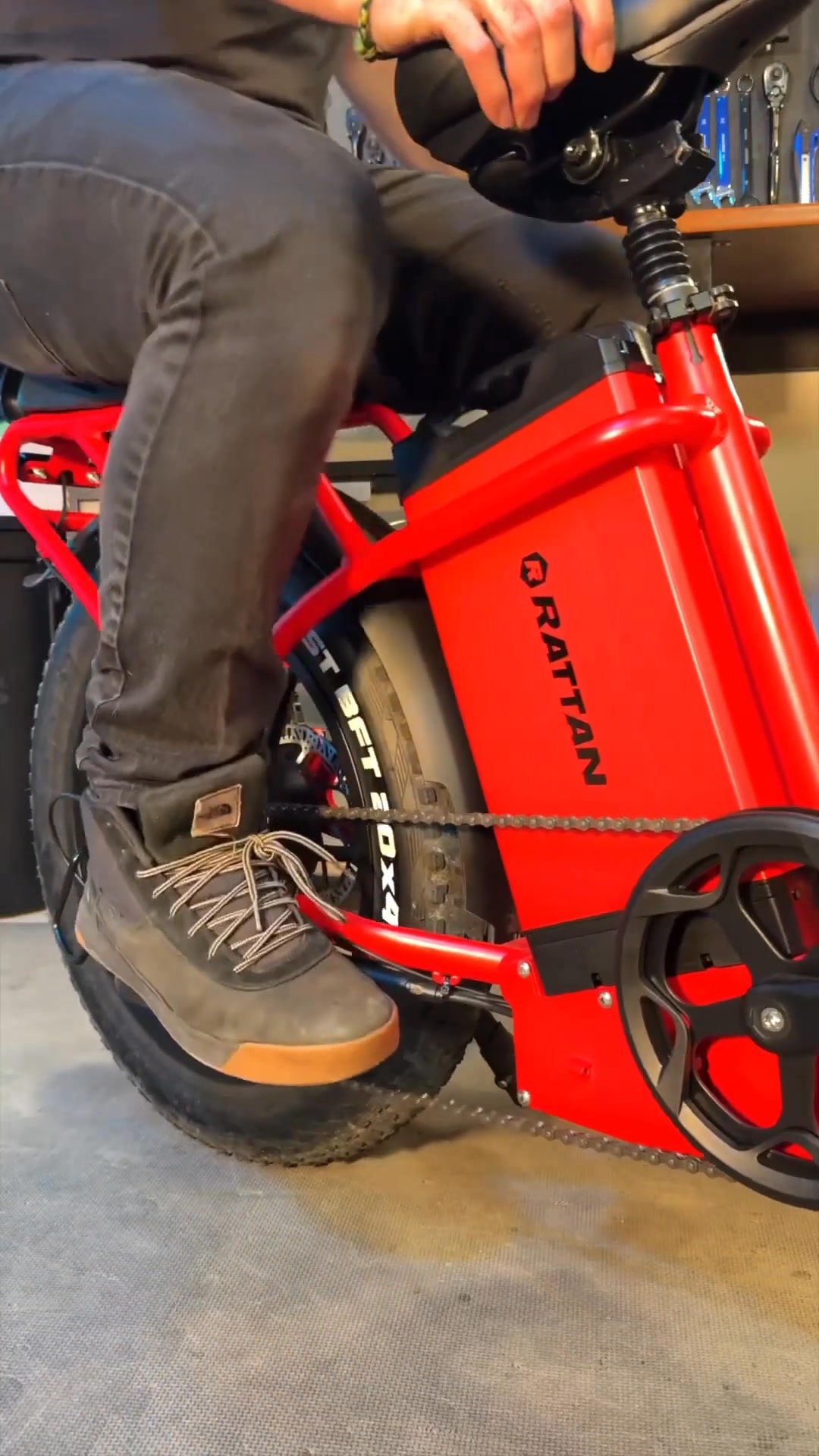 🚴‍♂️ Meet the Rattan LF Ultra — the long-range 2-seater folding eBike built for adventure!
✅ 40.5Ah Ultra Battery — up to 200km range
✅ Dual Hydraulic Brakes for full control
✅ 48V Brushless Motor — smooth, strong, unstoppable
✅ Carry your gear or your buddy — you choose!

Fold. Ride. Explore. 🌄
👉 Learn more: https://eu.rattanebike.com/products/lf-ultra-europe

📸Video by @thebikecave

#RattanEbike #AdventureRide #LongRangeEBike #EbikeLife #FoldingEBike #RattanUltraEbike