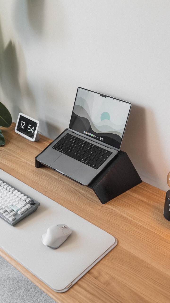 Find the perfect desk for your space with @oakywood 🪵 Using their 3D configurator I was able to build the Classic Desk to my own specifications, before using their Augmented Reality camera to visualise it in my space. Such an amazing use of tech, I can’t wait to start using my new desk! 🙌🏼