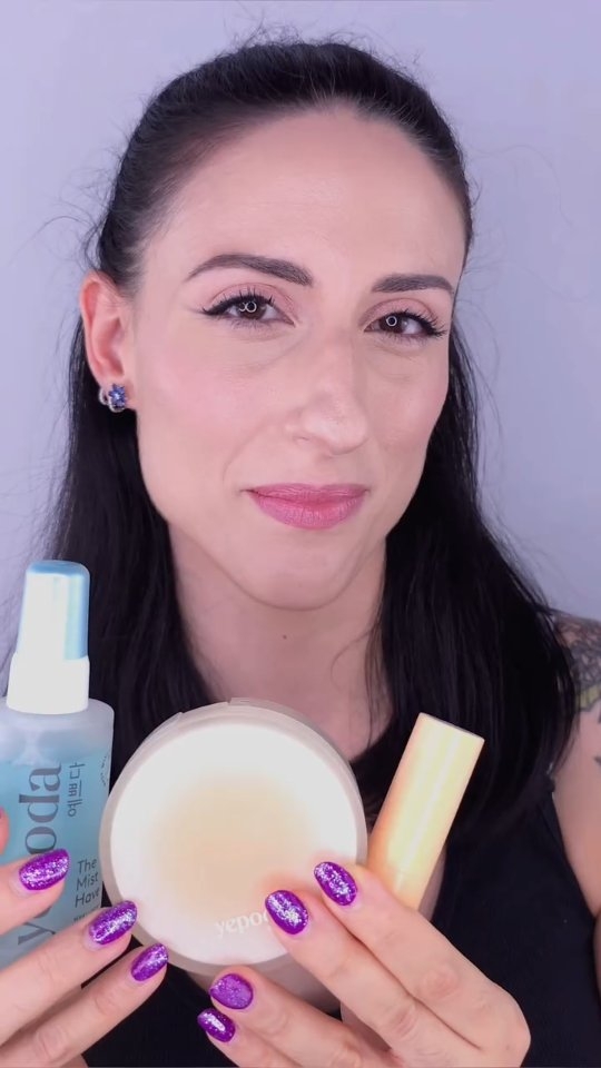 ✨️ Volete scoprire il segreto per una base glow pazzesca? 🤩
👉 È il fondotinta cushion The Dewy Day di @yepoda.it : leggero ma coprente, con un finish luminoso naturale che fa sembrare la pelle perfetta senza quel terribile effetto cakey, soprattutto grazie alla presenza di olio di jojoba e albicocca, che mantengono la pelle super idratata 💦
💖 La cosa che amo di più? È stratificabile, quindi posso costruire la copertura dove serve senza mai appesantire la pelle. E poi ha SPF 30, quindi sono anche protetta dal sole ☀️
➡️ Il formato cushion è comodissimo per i ritocchi veloci, infatti lo porto sempre con me in borsa! 🤩
🇰🇷 Nella skincare coreana la luminosità è il vero segreto per una pelle sana e radiosa, e questo prodotto lo dimostra perfettamente! È davvero la mia pelle, ma migliorata al 100% 😍
✍️ Fatemi sapere nei comenti se anche voi utilizzate i prodotti @yepoda.it e se come me amate questa tipologia di fondotinta ❤️
#yepoda #kbeauty #skincareroutine #koreanskincare