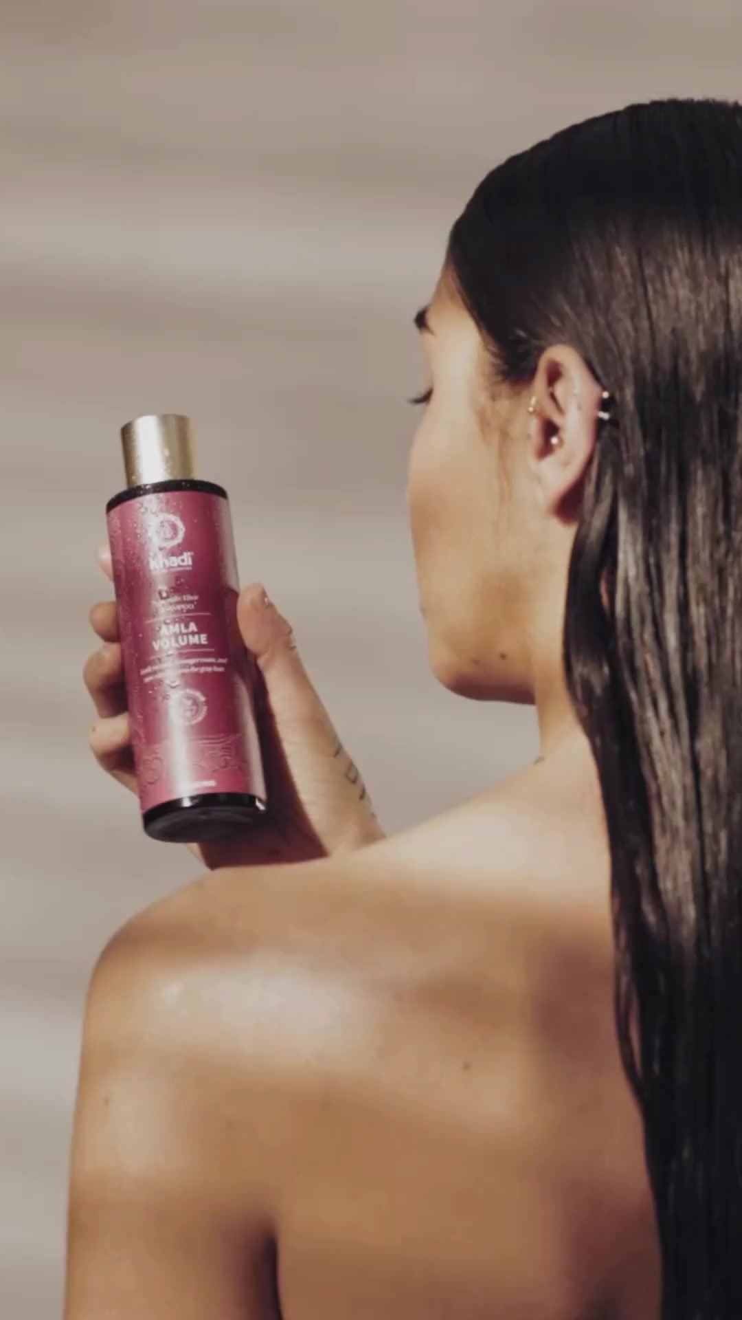 Une chevelure naturellement volumineuse.