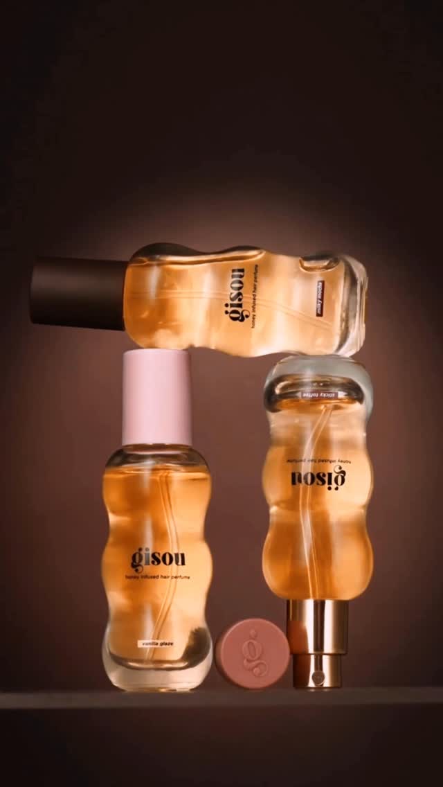 OUT NOW: NEW Honey Infused Hair Perfume Minis in Vanilla Glaze, Sticky Toffee & Milky Mocha - inspired by your favorite fall lippies, reimagined for your hair 🤎
Three mini fall cravings, bottled and ready to go.
Your fall scent menu:
🍨 VANILLA GLAZE - vanilla, milk, musk 
🍮 STICKY TOFFEE - gingerbread, honey nectar, caramel
☕️ MILKY MOCHA - cocoa, coffee, whipped cream
Available now exclusively on gisou.com and @harrods. Limited quantities. Don’t miss out. 
P.S. Spend €99 / $115 / £89 and receive our limited edition Fall For Me Keychain & Wallet Duo.