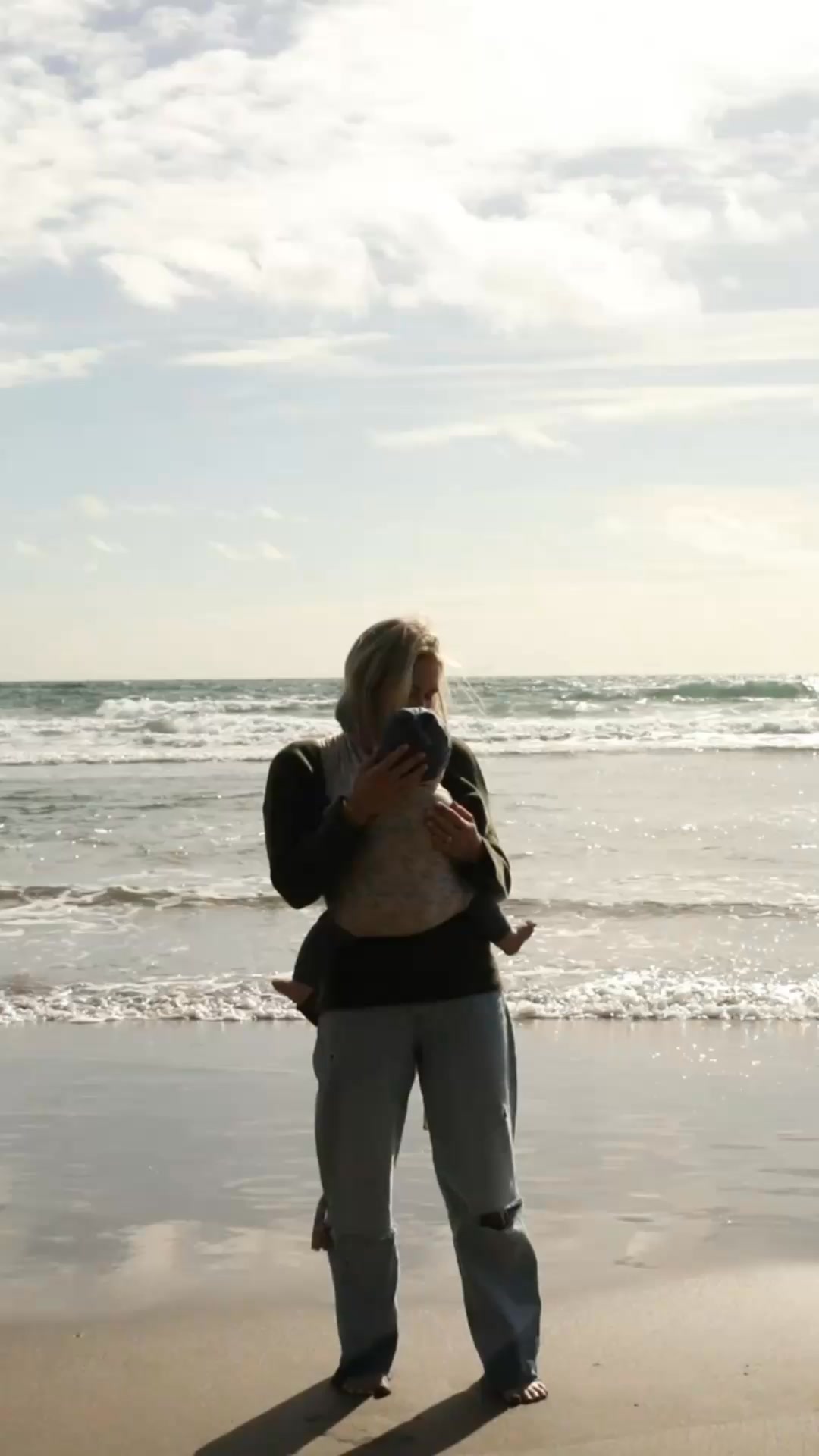 Lightweight, breathable, and gentle on baby’s skin.
@sollybaby wraps are made with TENCEL™ Modal fibers, which support long-lasting softness, allowing them to withstand repeated washing and drying cycles.
This is comfort designed to last through every snuggle, sway, and step.