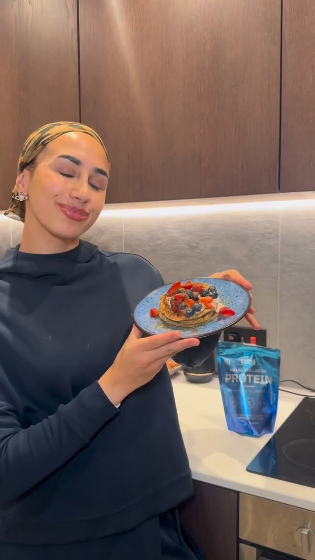 ANEILA gets you a discount of collagen/protein powder and everything else at @sunnasupplements 🤍

Recovery/protein Pancakes: 
460 cals, 40g protein 

Batter
-1 scoop Sunna collagen protein
-40 g oats
-1 whole egg + 2 egg whites
-1 ripe banana
-Cinnamon + pinch of salt

Yogurt Layer
-50 g low-fat Greek yogurt
-1 tsp honey
-Cinnamon

Toppings
-Berries
-Drizzle of honey
-Cinnamon

Method (very simple)
 1. Blend all batter ingredients until smooth.
 2. In a separate bowl, mix the yogurt layer.
 3. Lightly oil or butter a non-stick pan and heat it.
 4. Pour small pancake circles and cook ~4–5 min each side until golden.
 5. Stack pancakes, spreading yogurt mix between each layer.
 6. Add toppings and enjoy.

#highprotein #healthypancakes #recoveryfood #halalsupplement #collagen #proteinpancakes #healthyrecipes
