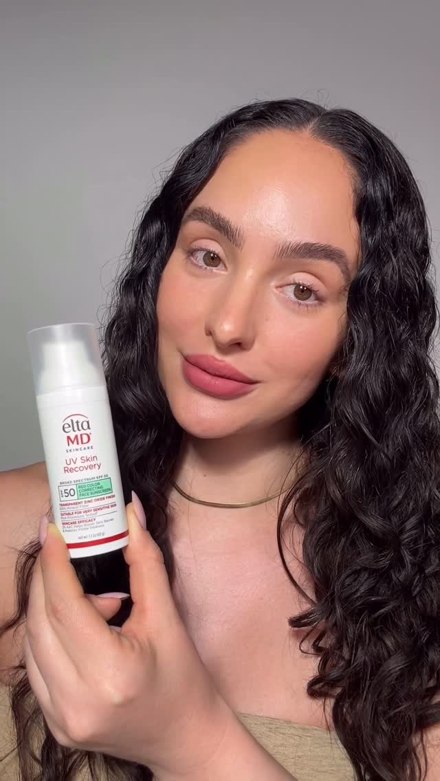 The celebrity makeup artist behind your favorite glam looks shares her go-to SPF! 💚 @ash_kholm uses UV Skin Recovery Red Color-Correcting SPF 50 to immediately neutralize redness in her client’s skin, creating the perfect base for makeup.

Available through authorized EltaMD Skin Health Professionals, EltaMD.com, Amazon and other authorized retailers.

#EltaMDPartner