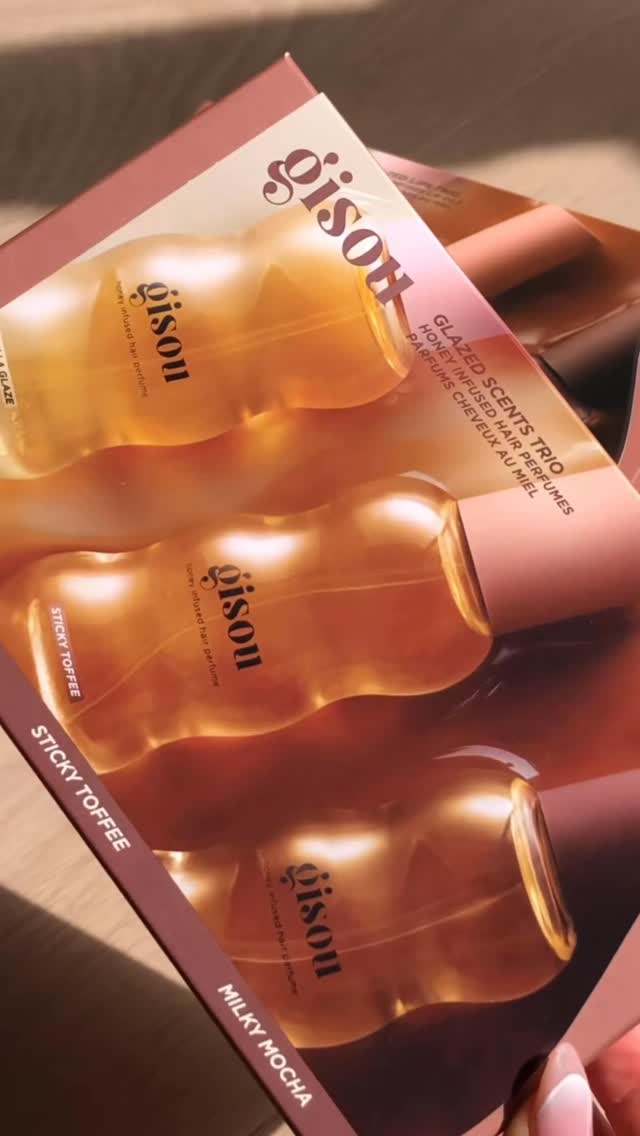 TOMORROW 🤎 THE drop you’ve been waiting for…
3 scents. All fall. For you.
🍨 VANILLA GLAZE - vanilla, milk, musk 
🍮 STICKY TOFFEE - gingerbread, honey nectar, caramel
☕️ MILKY MOCHA - cocoa, coffee, whipped cream
Limited edition set arriving Oct 9, exclusively on gisou.com & @harrods. Sign up now to get it first. 
P.S. spend €89 / $105 / £79 today and snag our très chic bouclé hair clips as a gift (limited edition, of course).