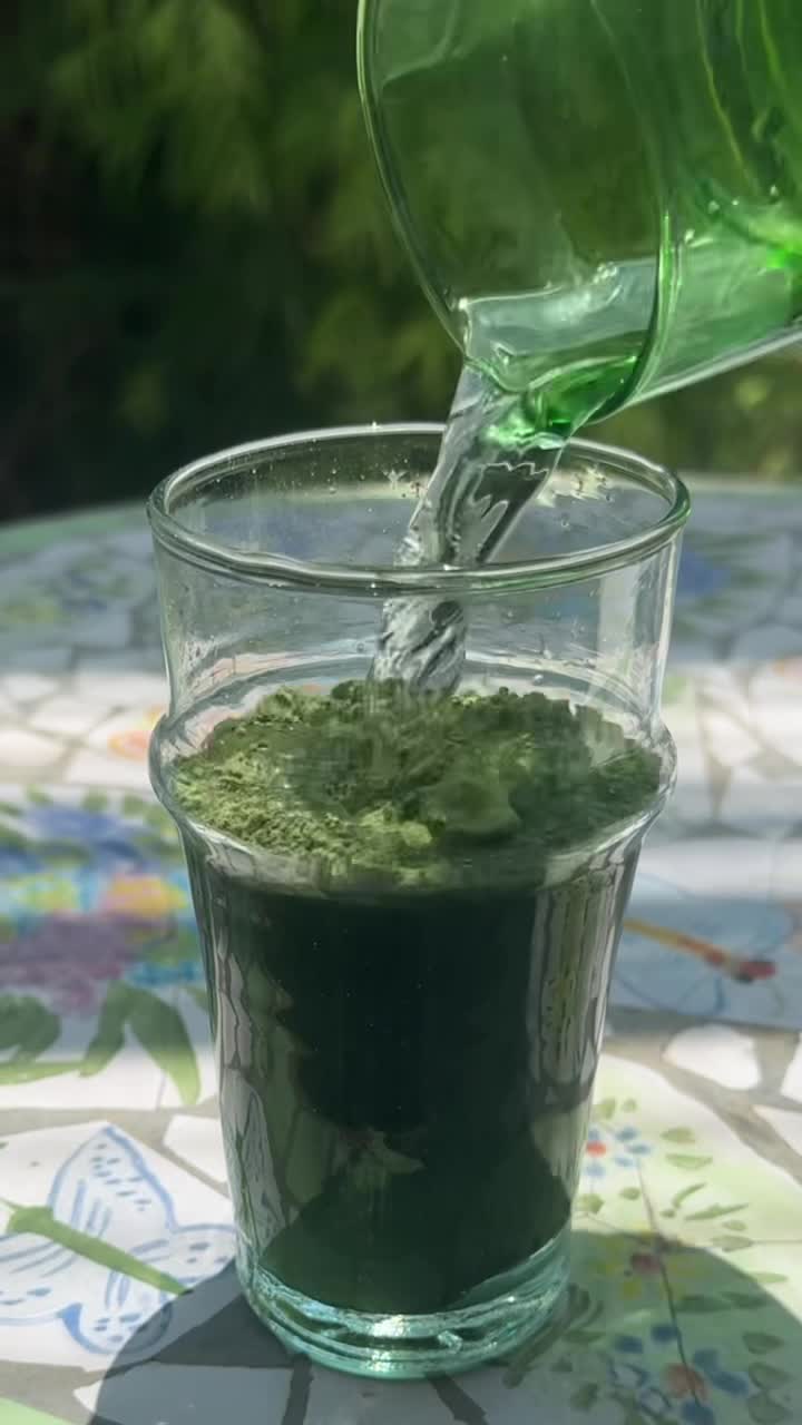 20 Superfoods, 22 Nutrients, 2 Flavors