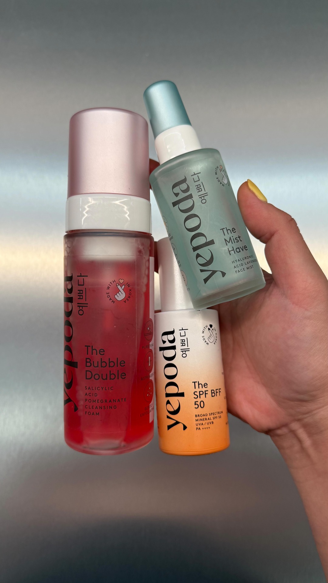 J’en ai testé des skincare routine. Entre l’hiver et l’été, ma peau sensible et surtout, les années qui passent… j’ai jamais pris le temps de faire une routine que j’aimais et qui durait. Alors, un grand merci @yepoda.fr pour ces produits merveilleux. J’aurais jamais pensé dire ça un jour mais ces 6 étapes sont incontournables. Le résultat est bluffant !

Voici toutes les références de la vidéo : 

1. Double nettoyage : 
The Calm Balm à l’huile d’olive et coco + The Bubble Double à la grenade 

2. Spray à l’acide hyaluronique :
The Mist Have à la lavande, aloe vera et ginseng 

3. Sérum :
The Repair Hero aux probiotiques et niacinamide

4. Crème hydratante :
The Day Light, crème sans huile à l’eau de rose et armoise

5. Huile sérum : 
The Glow Hero au bakuchiol 

6. SPF : 
The SPF BFF 50 PA+++

J’attends vos DM avec vos selfies glass skin ;)

#Produitsofferts #collaborationcommerciale #fyp #yepoda #kbeauty #skincare #glassskin