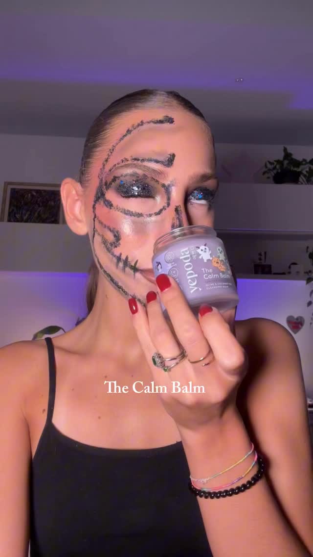 Struccarsi in un attimo? 🫧🧖🏽♀ 
Assolutamente sì, con The Calm Balm di @yepoda.it 
Ora lo trovi anche nella sua terribilmente adorabile edizione limitata di Halloween, fino ad esaurimento scorte! 🎃 
Una coccola che rimuove il make-up e le paranoie in un solo gesto, e lo puoi avere in regalo con ordini oltre i €69 solo fino al 31/10!
Che aspetti amo? 💅🏼✨ 
#adv #yepoda #kbeauty #skincareroutine #koreanskincare