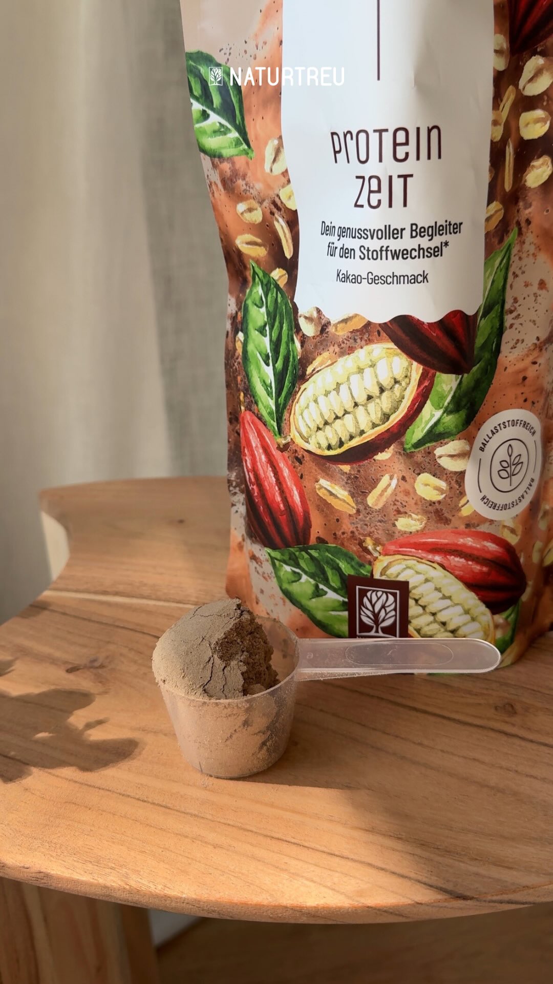 … und das alles soll EIN Proteinpulver können?! 🤯

Und zwar mit Links! 😉 Mit PROTEINZET bekommst du mehr als ein Proteinpulver – du bekommst ein echtes Multitalent für deine tägliche Ernährung 🌿

💪 1️⃣ Proteinpower:

18 g pflanzliches Protein aus fünf Quellen liefern dir ein ausgewogenes Aminosäureprofil – perfekt für aktive Tage und eine bewusste Ernährung.

🌾 2️⃣ Ballaststoff-Booster:

Hafer, Flohsamen und Leinsamen sorgen für eine angenehme Sättigung ohne Schweregefühl und nähren deine guten Darmbakterien – Perfekt für alle, die sich darmfreundlich ernähren & ein rundum gutes Bauchgefühl haben wollen.

⚡ 3️⃣ Energiequelle:

Dank der enthaltenen B-Vitamine unterstützt PROTEINZEIT deinen Stoffwechsel, gibt dir Energie und hilft, Müdigkeit zu verringern.

Die Zeiten, in denen du dich verbiegen musst (außer beim Yoga 🤸) sind vorbei: Ob als schneller Shake nach dem Sport, im cremigen Frühstück am Morgen oder in fluffigen Waffeln beim Sonntagsfrühstück – PROTEINZEIT passt sich dir an und macht gesunde Ernährung spielend leicht. 💚

🤎 Biotin trägt zu einem normalen Stoffwechsel von Makronährstoffen bei.

🤎 Vitamin B12 trägt zu einem normalen Energiestoffwechsel bei.

🤎 Vitamin B12 trägt zur Verringerung von Müdigkeit und Ermüdung bei.