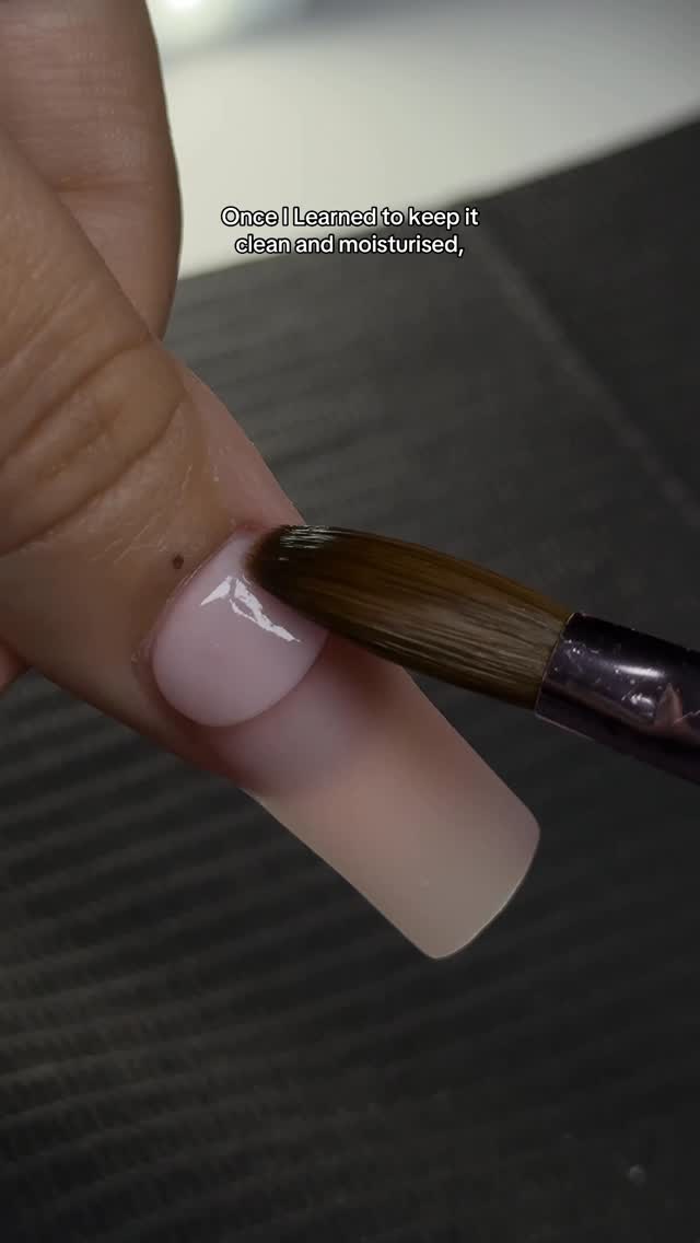 Follow @makarttpro for more 👩🏻‍🏫

Pressure swipes away product.
Too much monomer thins your beads.
And your environment decides how fast it sets.

It’s not your brush, it’s your ratio.

#nailtech #acrylicnails #nails #nailclass