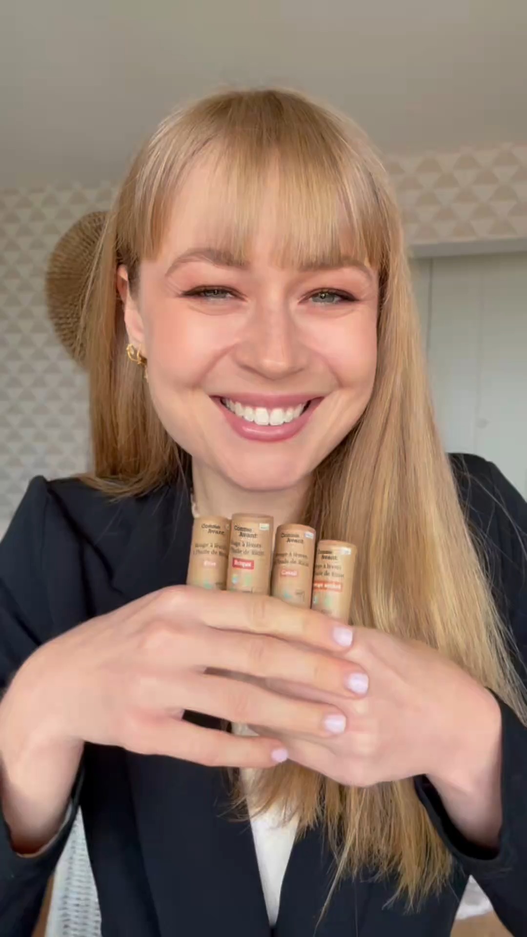 Le coup de cœur beauté d’Alix : les rouges à lèvres naturels Comme Avant ! 💄
Ce qu’elle adore ? Leur formule simple, naturelle, et surtout ultra nourrissante grâce à l’huile de ricin bio. Fini les lèvres sèches ou tiraillées, place à une couleur douce et un confort qui dure toute la journée !
Voici pourquoi ces rouges à lèvres font toute la différence :
💄 Formule 100 % d’origine naturelle
🚫 Sans produits chimiques nocifs ou controversés
🌱 Certifiés Bio COSMOS Organic et Vegan
🎨 Disponibles en 8 teintes
🌍 Emballage éco-responsable, recyclable, et fabriqué à la main avec amour
🛍️ À retrouver en boutique et sur notre site internet https://www.comme-avant.bio/pages/rouges-a-levres-naturel-a-lhuile-de-ricin
#CommeAvant #RougeALevresNaturel #CosmetiqueBio #RoutineNaturelle #CleanBeauty #MadeInFrance