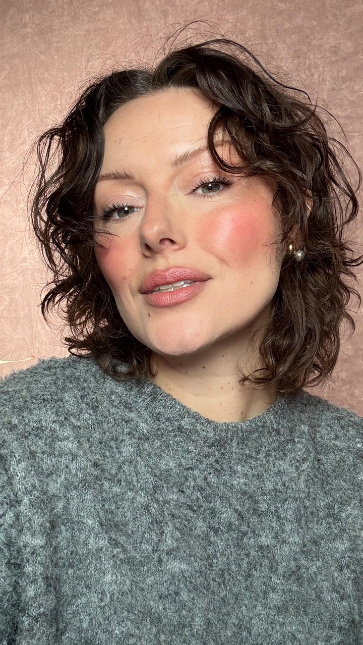 From day to night in just two steps ✨

Watch as @katiejanehughes transforms a simple daytime look into a glossy, bronzy nighttime look using only two KJH.brand essentials – effortless, versatile, and perfect for any night out