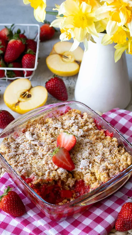 Crumble fragole e mele 🍓 🍏 
Per realizzare questo goloso crumble di fragole e mele mi sono fatta aiutare da @pyrex.italia!
Volevo realizzarlo in friggitrice d’aria ma non avevo le teglie adatte!
Pyrex® è venuto in mio soccorso grazie alla nuova linea di teglie progettate per l’uso con la friggitrice ad aria, creando così l’unione perfetta tra la qualità e la durabilità del vetro Pyrex® (il N 1 per resistenza!) ultra resistente anche a shock termici, meccanici e graffi e la comodità e la praticità della friggitrice ad aria!
Vi lascio qui la ricetta del crumble 👇🏻

🍴 Ingredienti
Per la frutta
450 g di fragole
150 g di mele
50 g di zucchero di canna
2 cucchiai di amido di mais
Succo di 1 limone
Per il crumble
180 g di farina
55 g di burro
60 g di zucchero semolato 
Scorza di 1 limone
1 uovo

🍴 Procedimento
Mettete in una ciotola le fragole e le mele tagliate a pezzetti, aggiungete lo zucchero, il succo di limone e l’amido; mescolate e versate nella teglia Pyrex® per friggitrice ad aria.
Fate a cuocere in friggitrice ad aria a 180° per 10 minuti.
Nel mentre per il crumble mescolate farina, zucchero, scorza di limone e burro freddo quando l’impasto sarà farinoso aggiungete l’uovo e impastate fino ad ottenere un crumble.
A questo punto la frutta è pronta mettete sopra il crumble e infornate nuovamente in friggitrice ad aria per altri 10 minuti.
Il dolce è pronto! Una spolverata di zucchero a velo e potete servirlo.

#adv @pyrex.italia
#ricette #dolci #crumblefragoleemele #fragole #dolciveloci