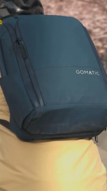 Journey through London with the ultimate travel companion! 🚶‍♂️🚇🌟 From the sleek black to the bold navy and stylish olive, the @gomatic_uk Travel Pack fits every style and adventure. Ready to explore? 
•
•
•
#Gomatic #LifeOnTheMove #TravelEssentials #gomatic_uk